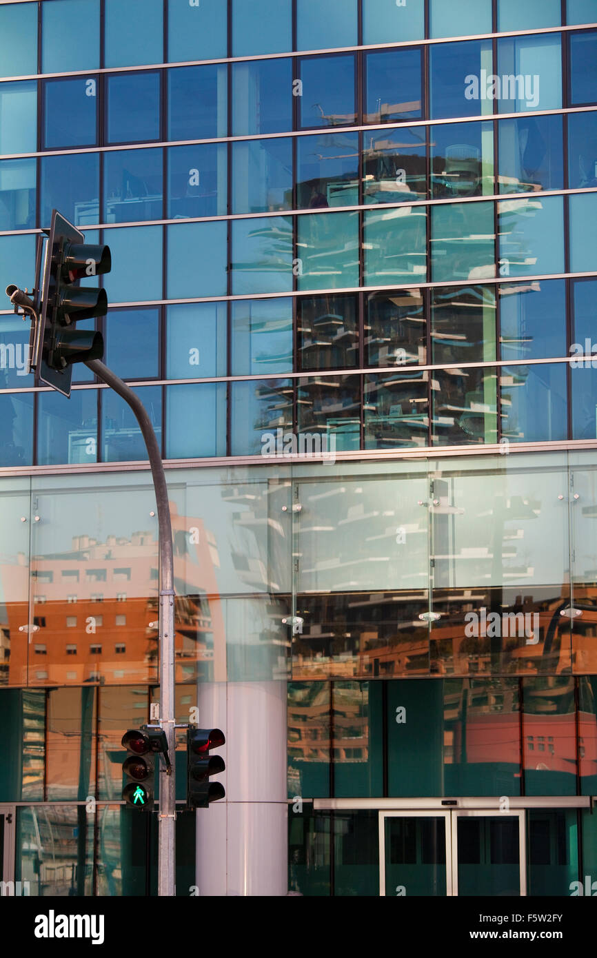 La riflessione del grattacielo "bosco verticale" nei pressi di Milano Garibaldi stazione ferroviaria. Foto Stock