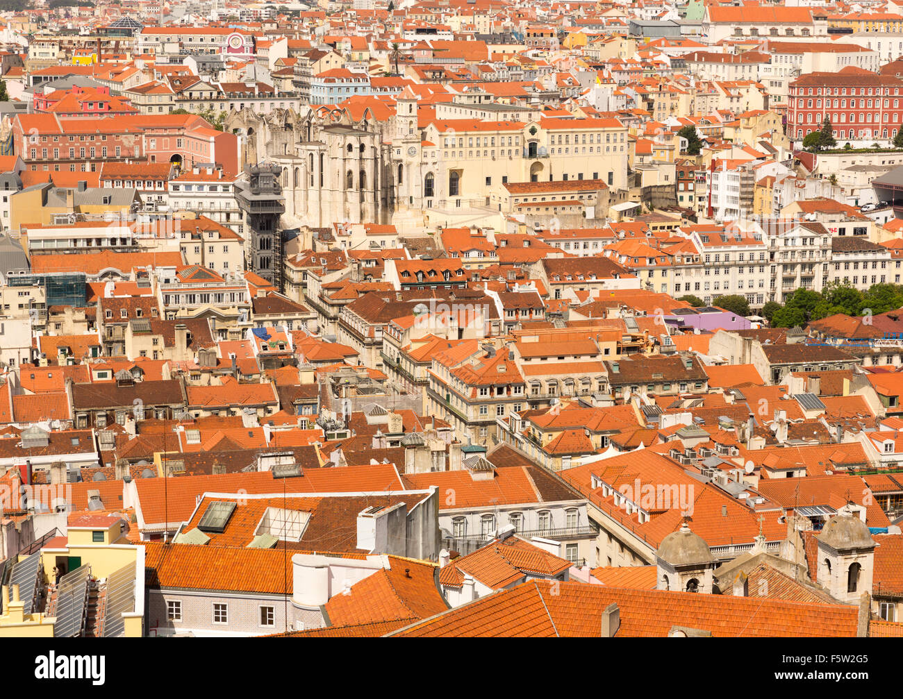 Vista della bellissima città con case con tetto arancione del Portogallo Foto Stock
