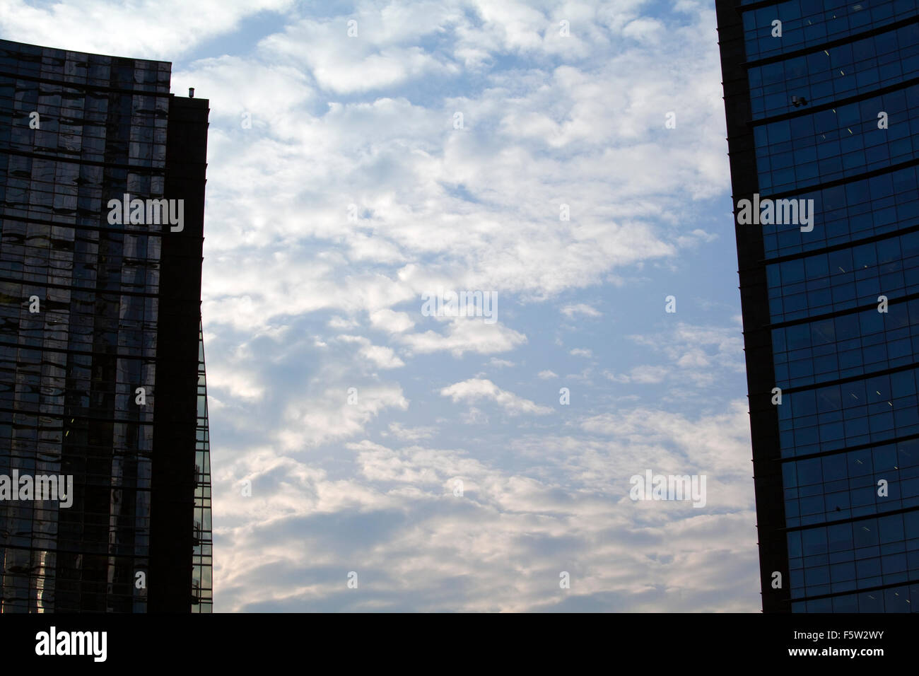 Le nuvole in Gae Aulenti, Milano,Italia Foto Stock
