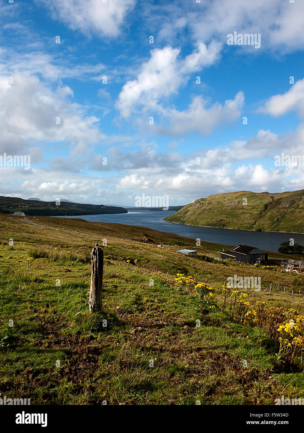 Nuvole nel cielo sopra il fiume Drynoch, Isola di Skye Foto Stock