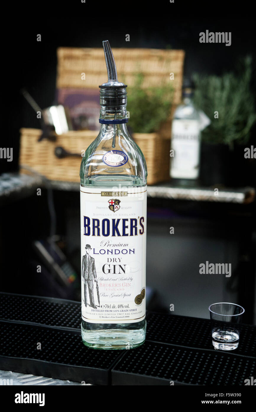 Una bottiglia di Broker premium London dry gin. Foto Stock