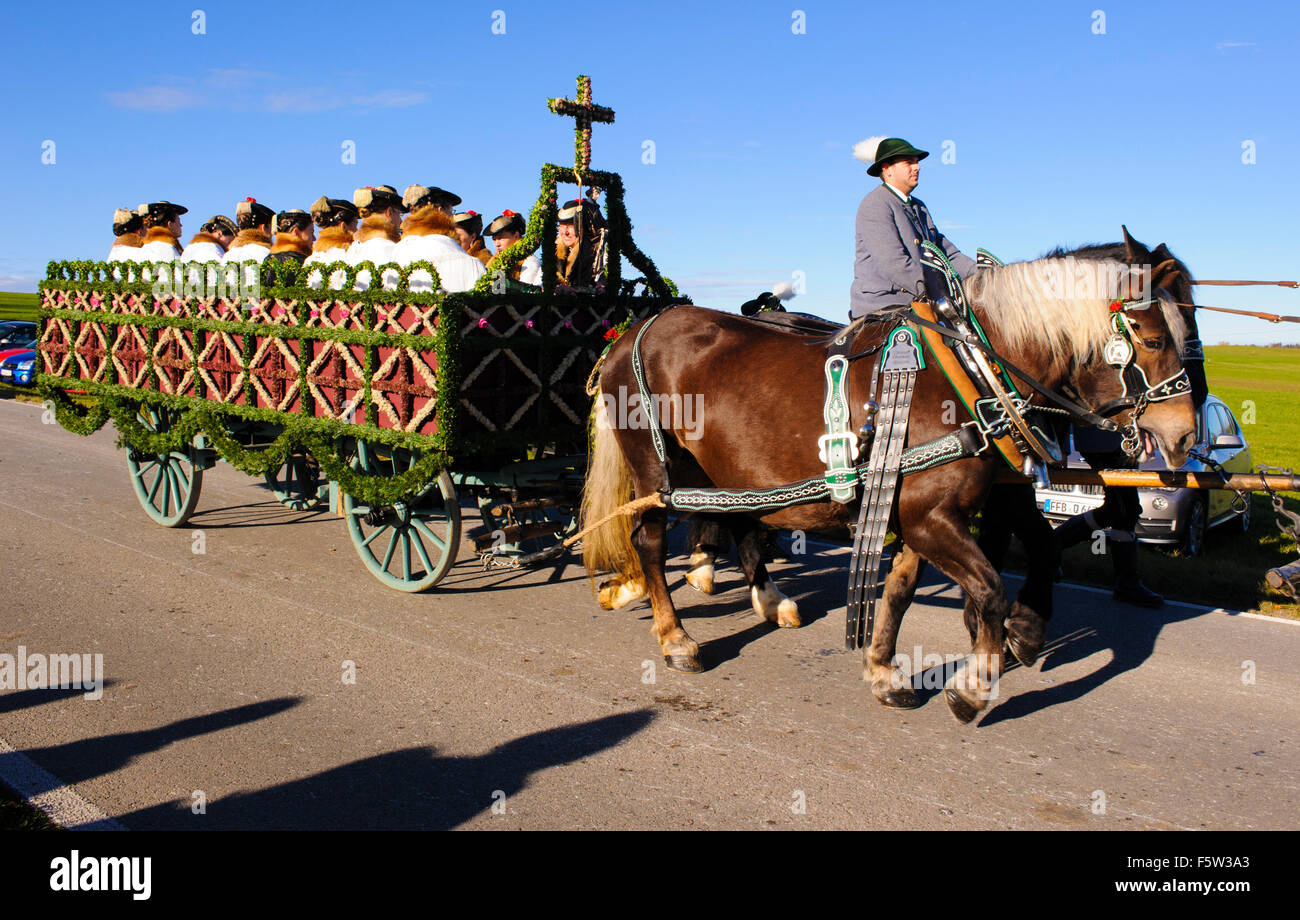 Ogni anno un cattolico Leonhardi-processione si svolge nella città di Murnau, Baviera, Germania, con molti cavalli decorato un carrelli Foto Stock