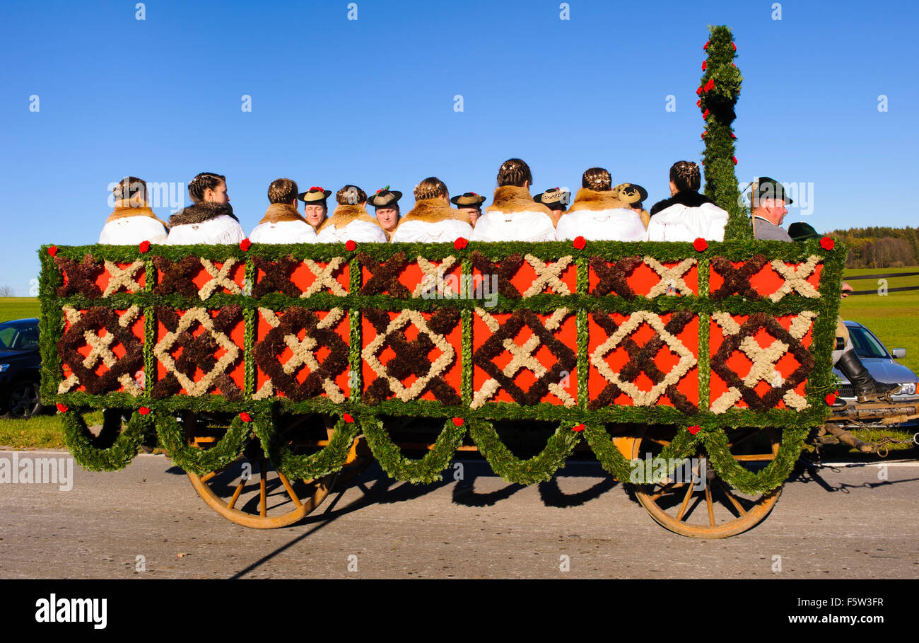 Ogni anno un cattolico Leonhardi-processione si svolge nella città di Murnau, Baviera, Germania, con molti cavalli decorato un carrelli Foto Stock