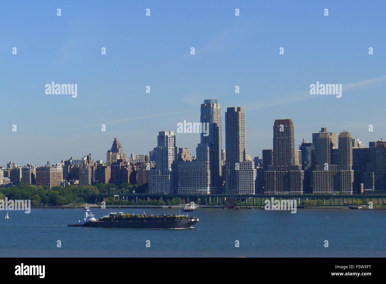 Nave da carico sul fiume Hudson e New York Upper West Side Skyline Foto Stock