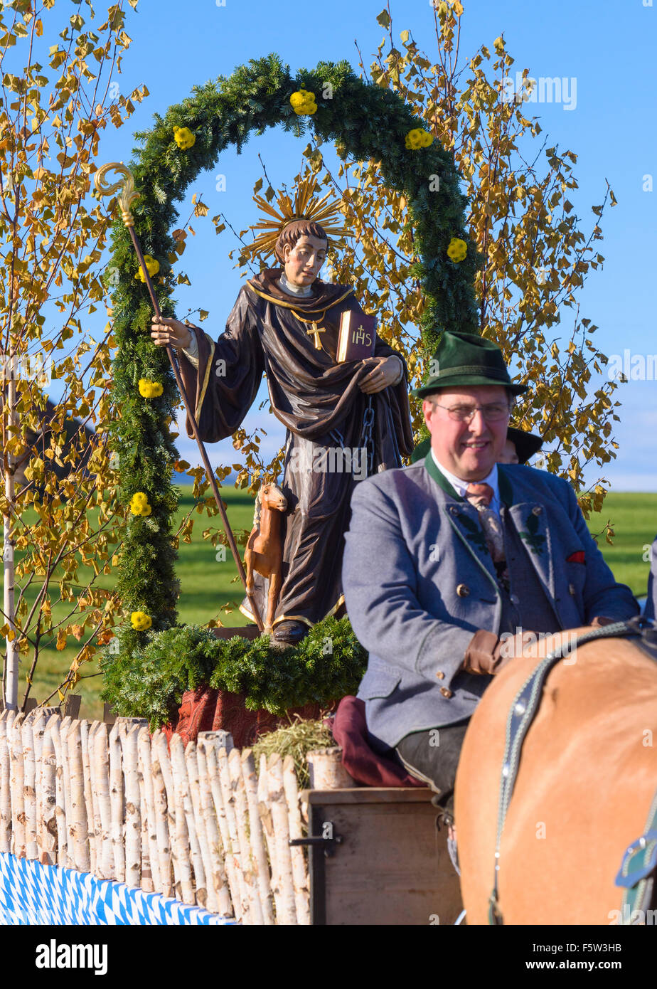 Ogni anno un cattolico Leonhardi-processione si svolge nella città di Murnau, Baviera, Germania, con molti cavalli decorato un carrelli Foto Stock