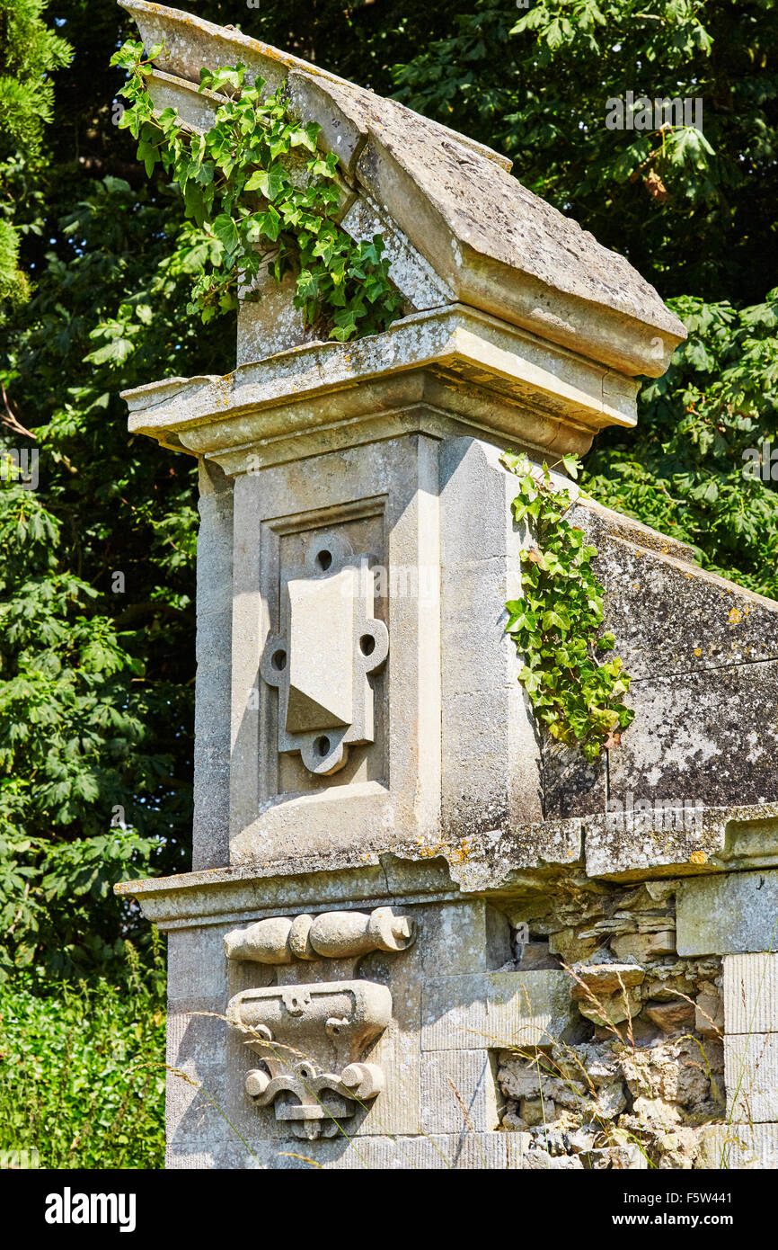 Antica pietra gatepost presso l'Easton walled gardens, Easton, Grantham, Lincolnshire, Inghilterra, Regno Unito. Foto Stock