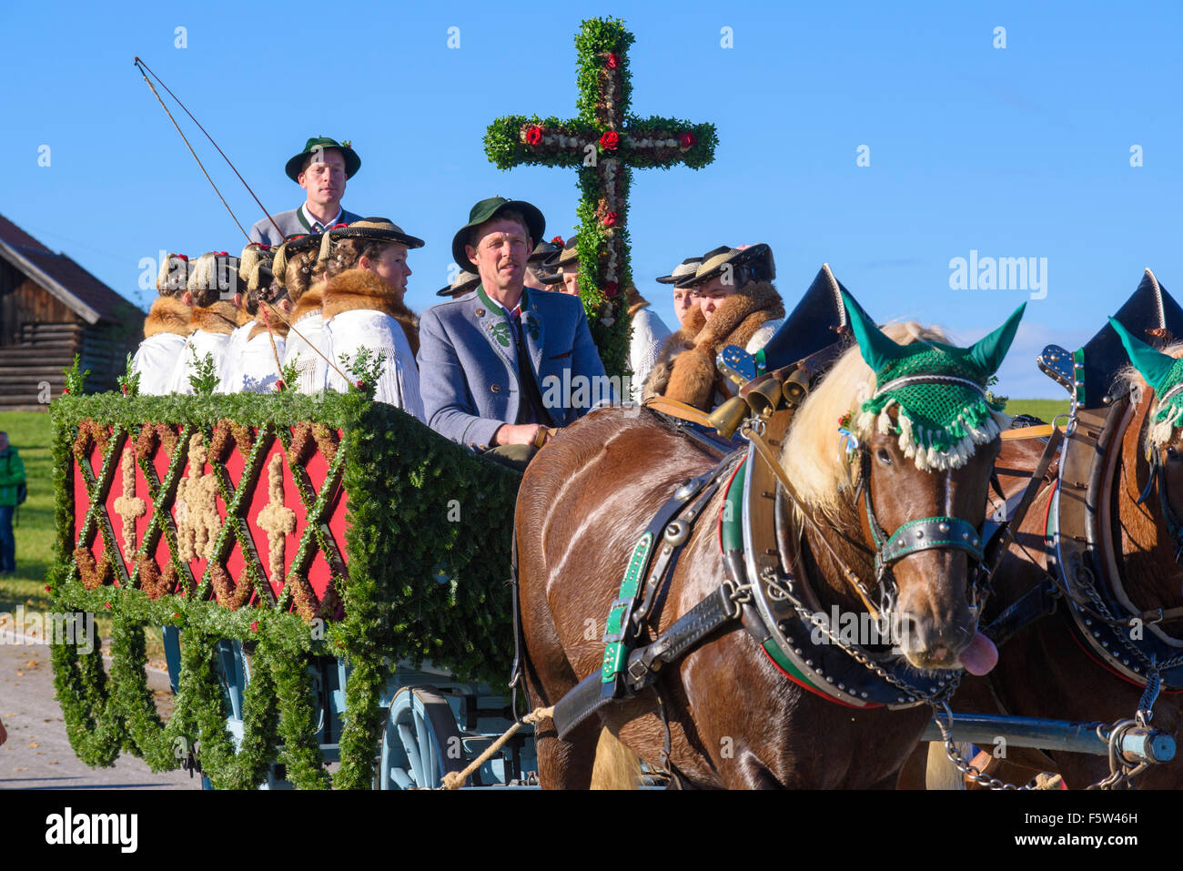 Ogni anno un cattolico Leonhardi-processione si svolge nella città di Murnau, Baviera, Germania, con molti cavalli decorato un carrelli Foto Stock