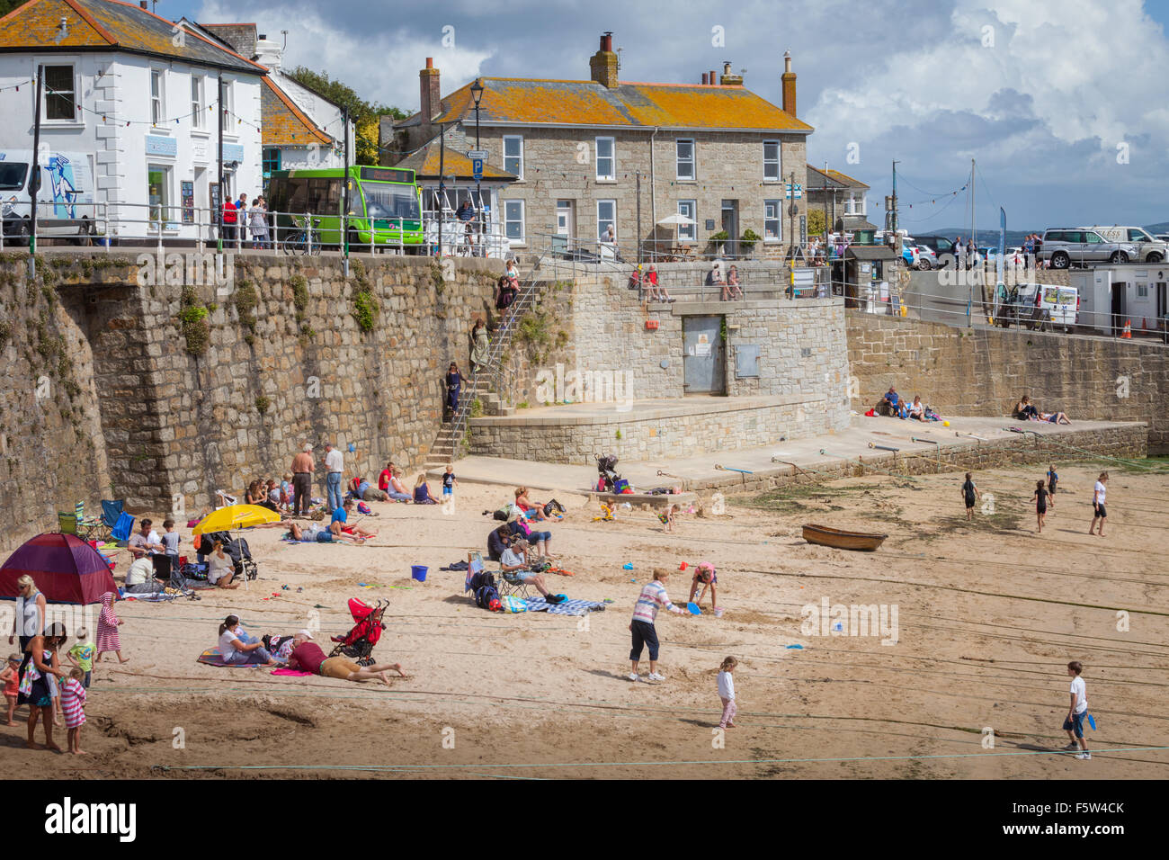 Piccola cittadina di mare di Mousehole, Cornwall Regno Unito Foto Stock