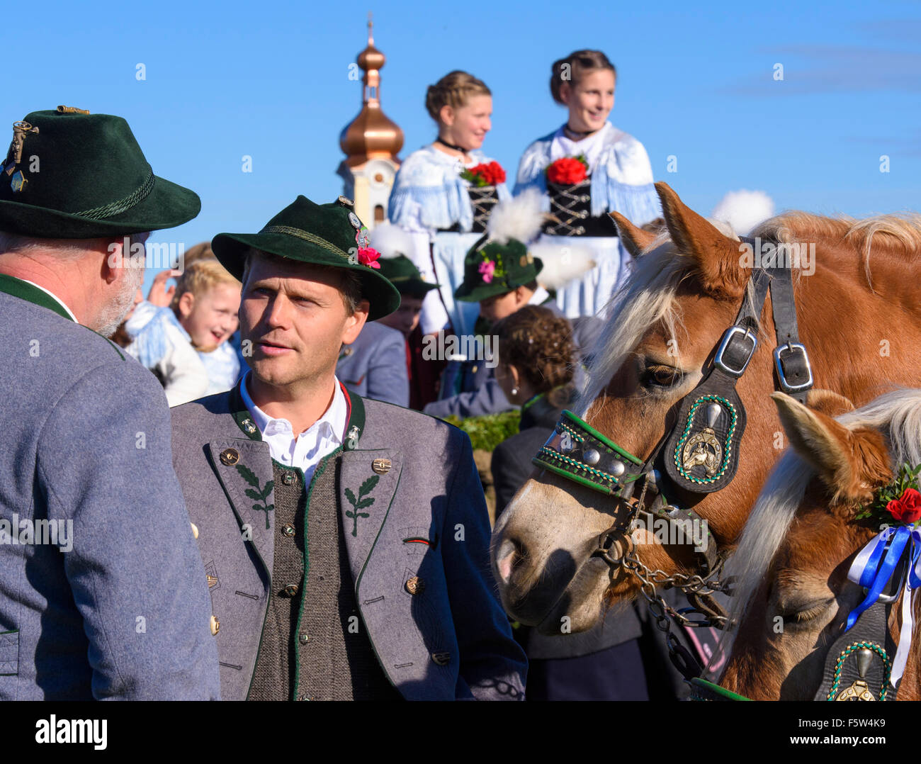 Ogni anno un cattolico Leonhardi-processione si svolge nella città di Murnau, Baviera, Germania, con molti cavalli decorato un carrelli Foto Stock