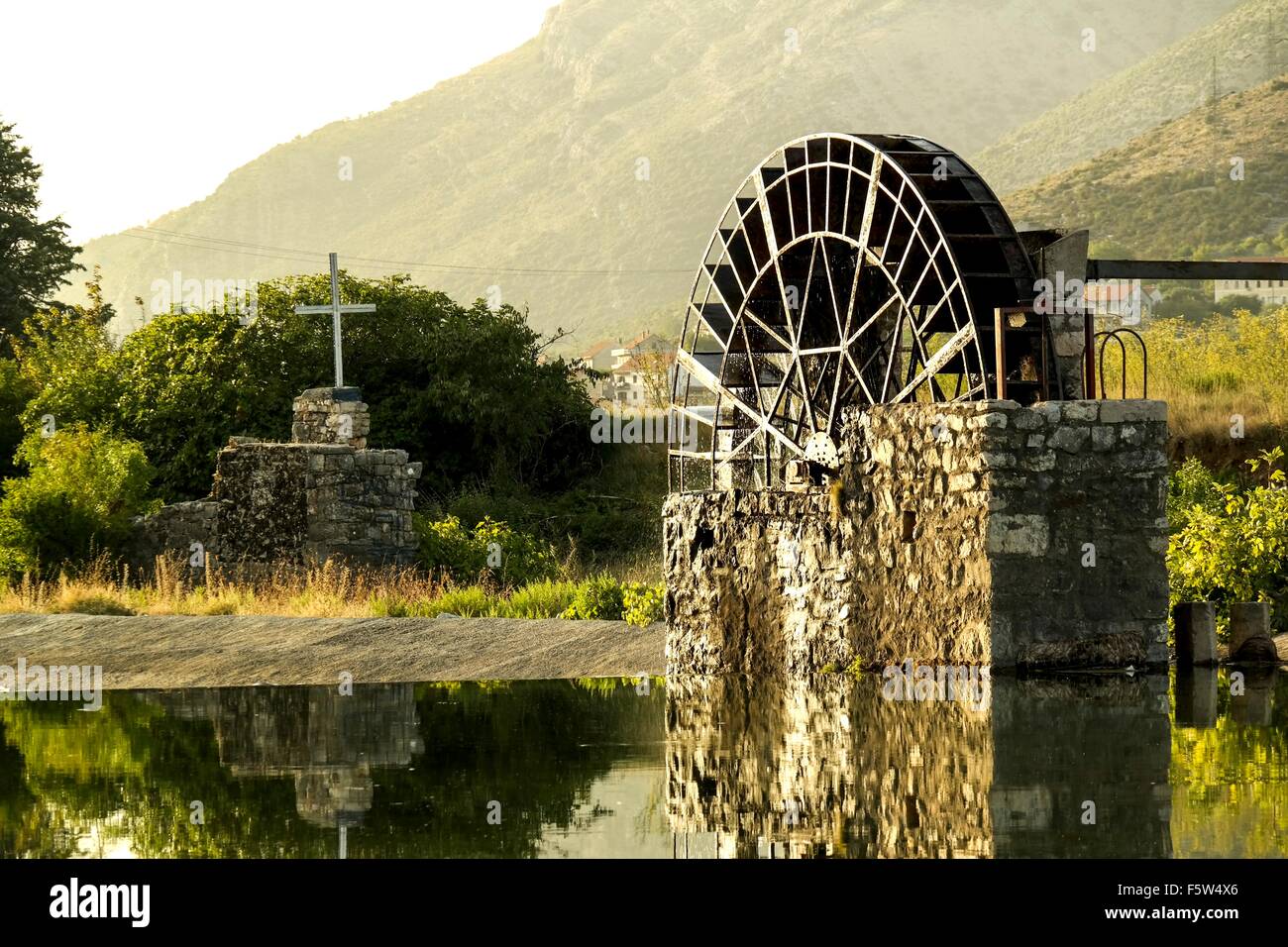 Acqua di irrigazione ruota sul fiume Trebišnjica. Foto Stock