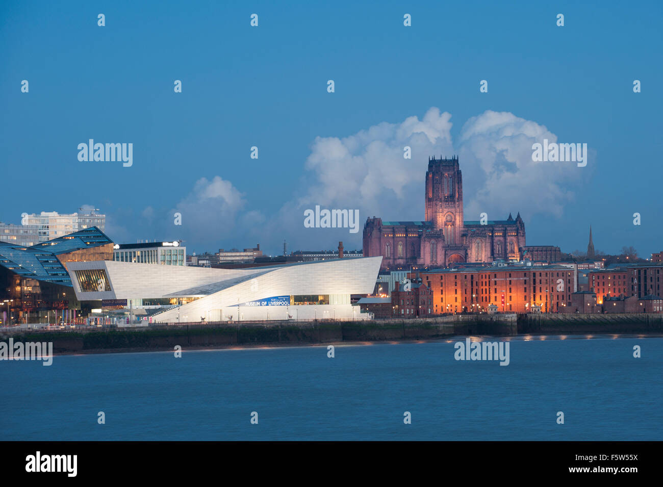 Il Museo di Liverpool e la Cattedrale anglicana, Liverpool, Merseyside. Foto Stock