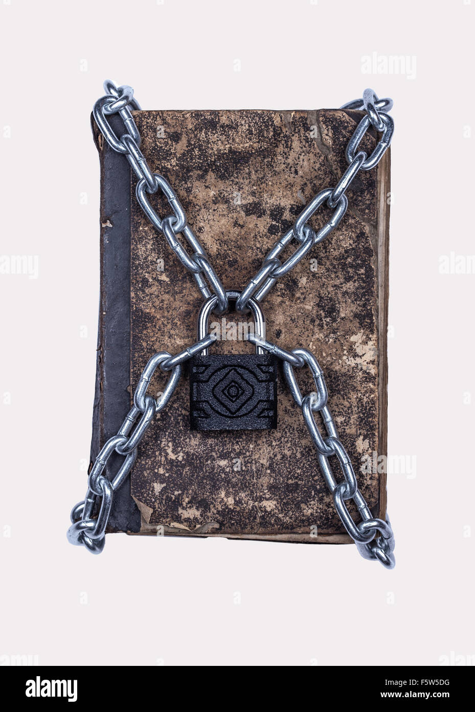 Vecchio vestito di stracci vintage prenota bloccare con catena isolato sfondo bianco Foto Stock