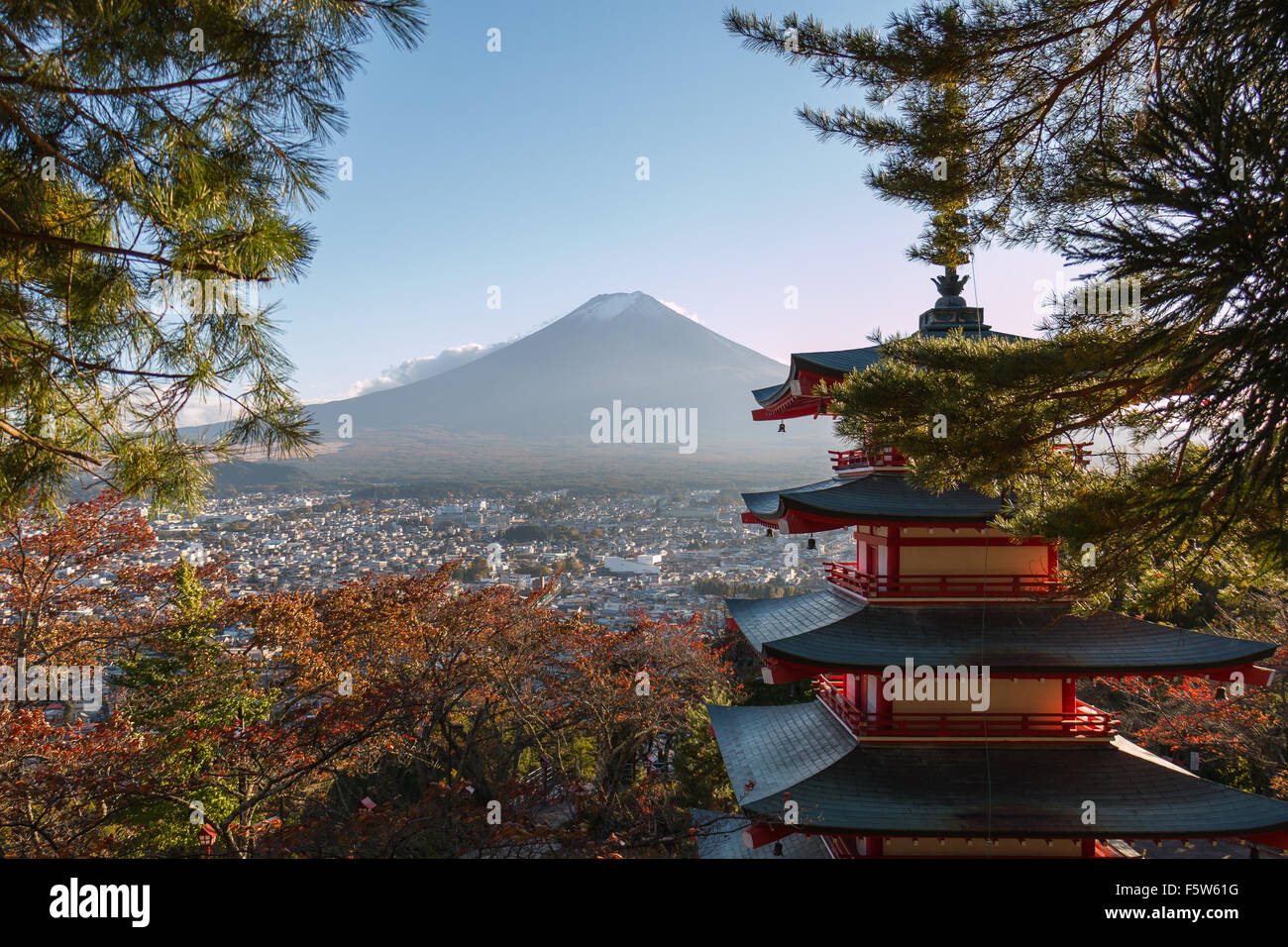 Pagoda Chureito al Fuji cinque laghi Foto Stock