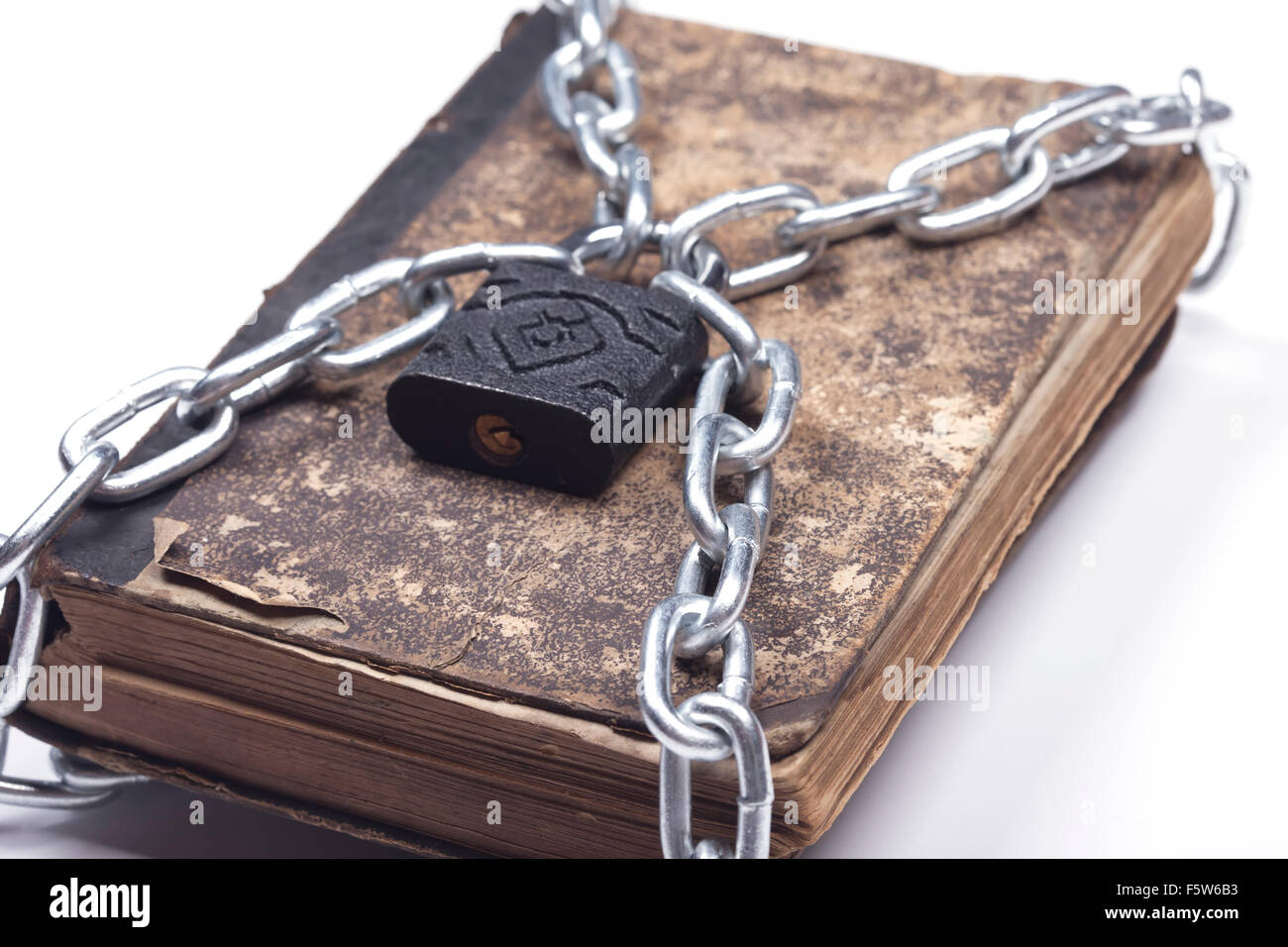 Vecchio vestito di stracci vintage prenota blocco catena con sfondo bianco Foto Stock