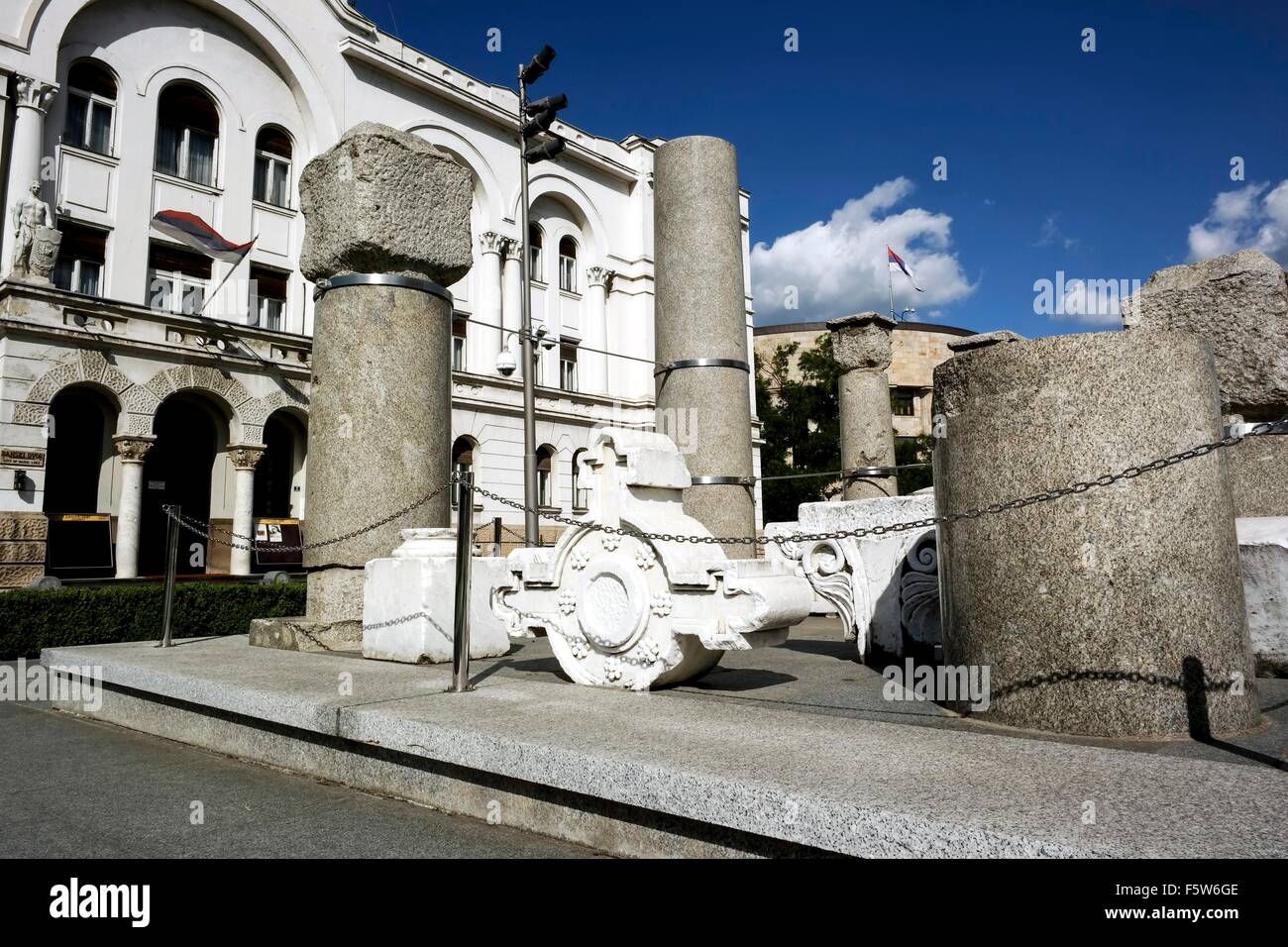 Remanants della ex Chiesa Cattedrale della Santissima Trinità, che è stato distrutto durante la seconda guerra mondiale II, davanti a Banja Luka's Town Hall. Foto Stock