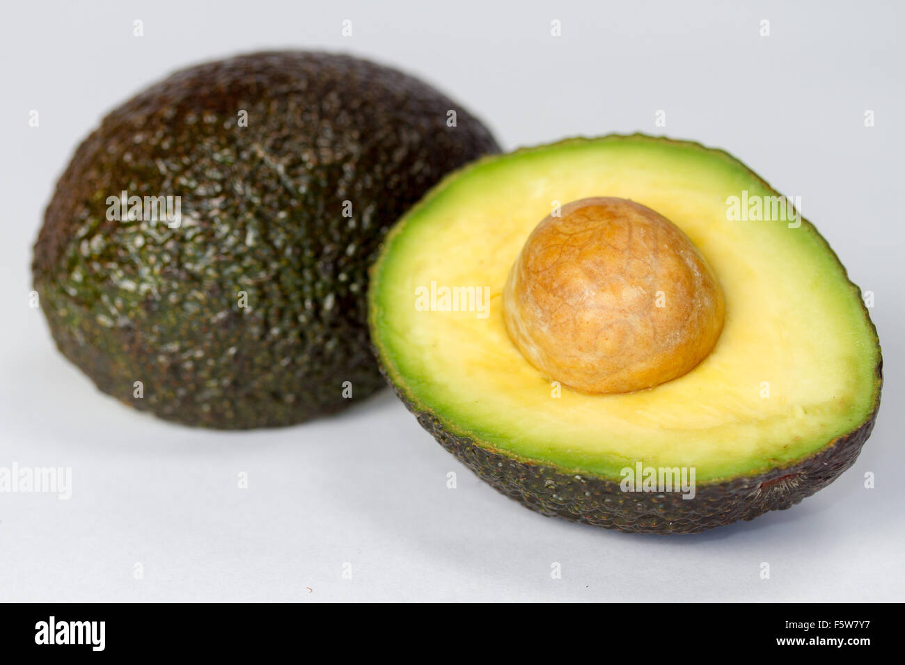 Hass Avocado tagliate a metà Foto Stock