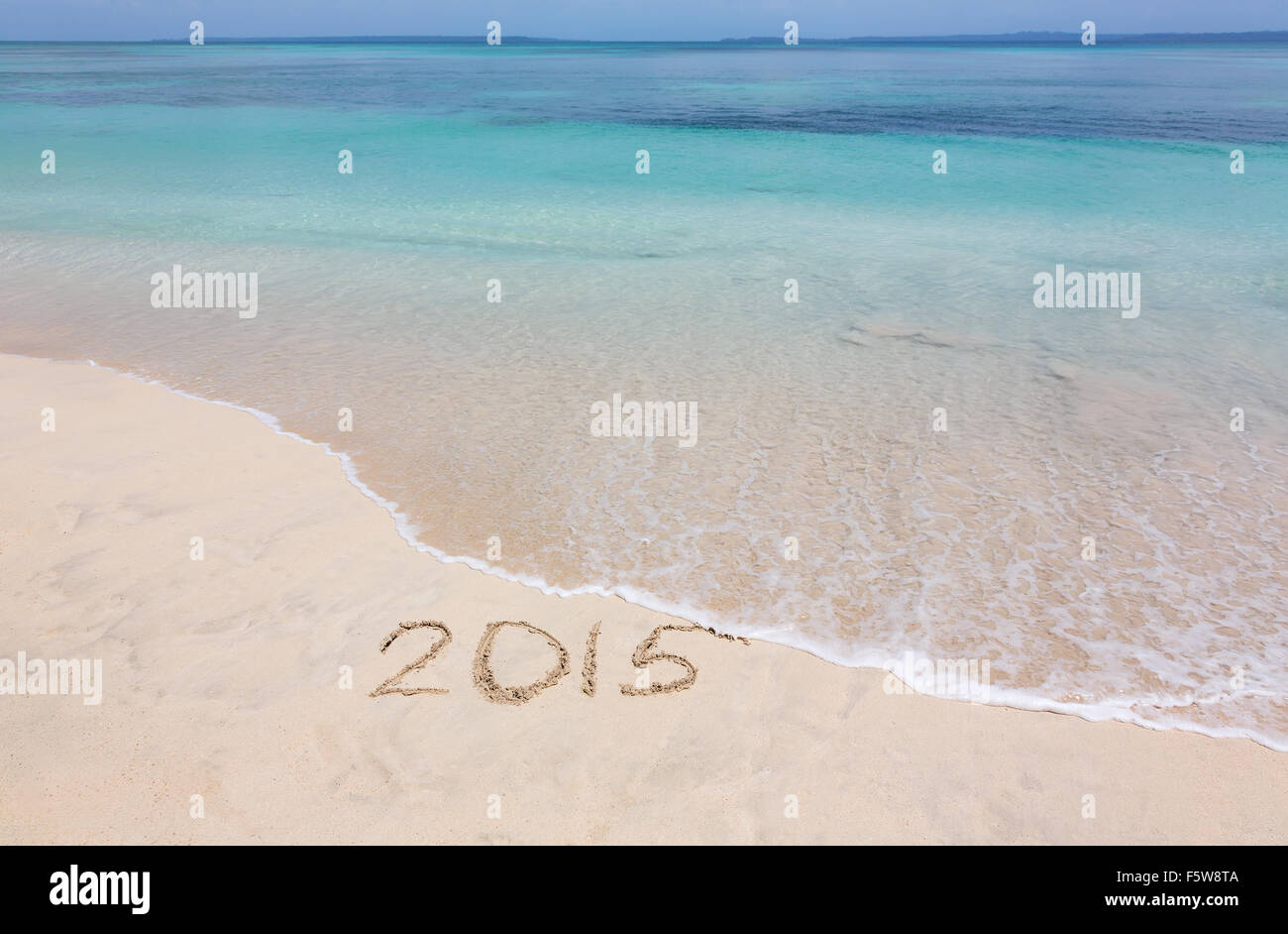 Anno 2015 viene lavato via dalle onde oceaniche Foto Stock