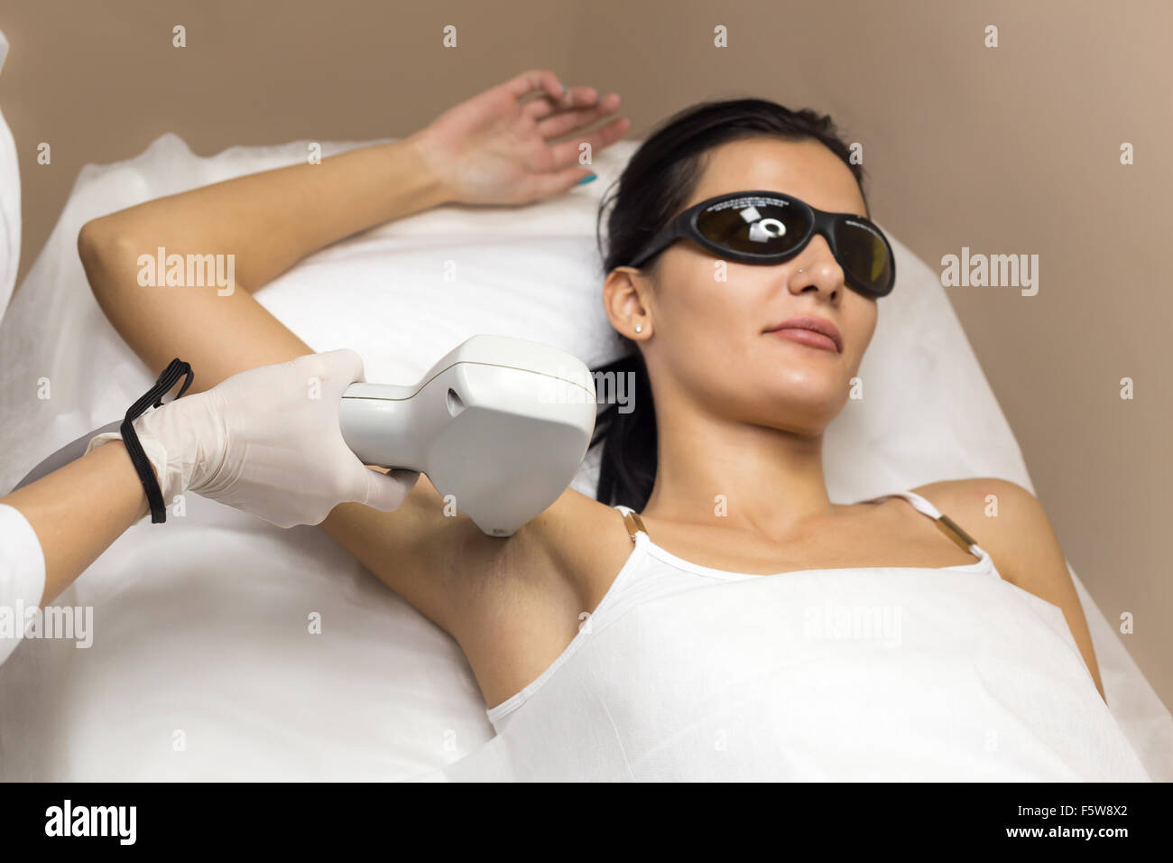 Donna con le ascelle Depilazione laser epilazione Foto Stock