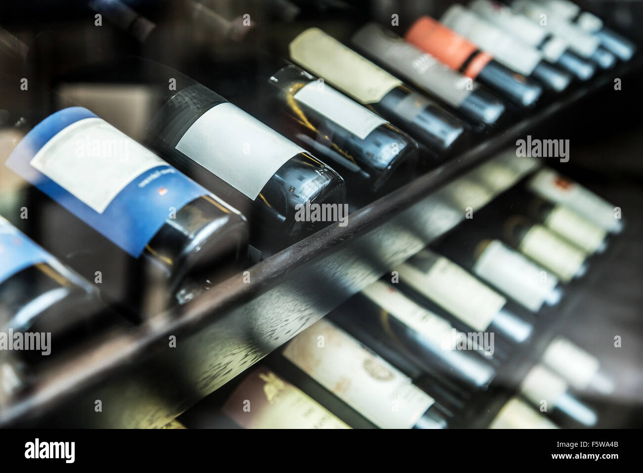 Bottiglie di vino sul ripiano di legno. Foto Stock