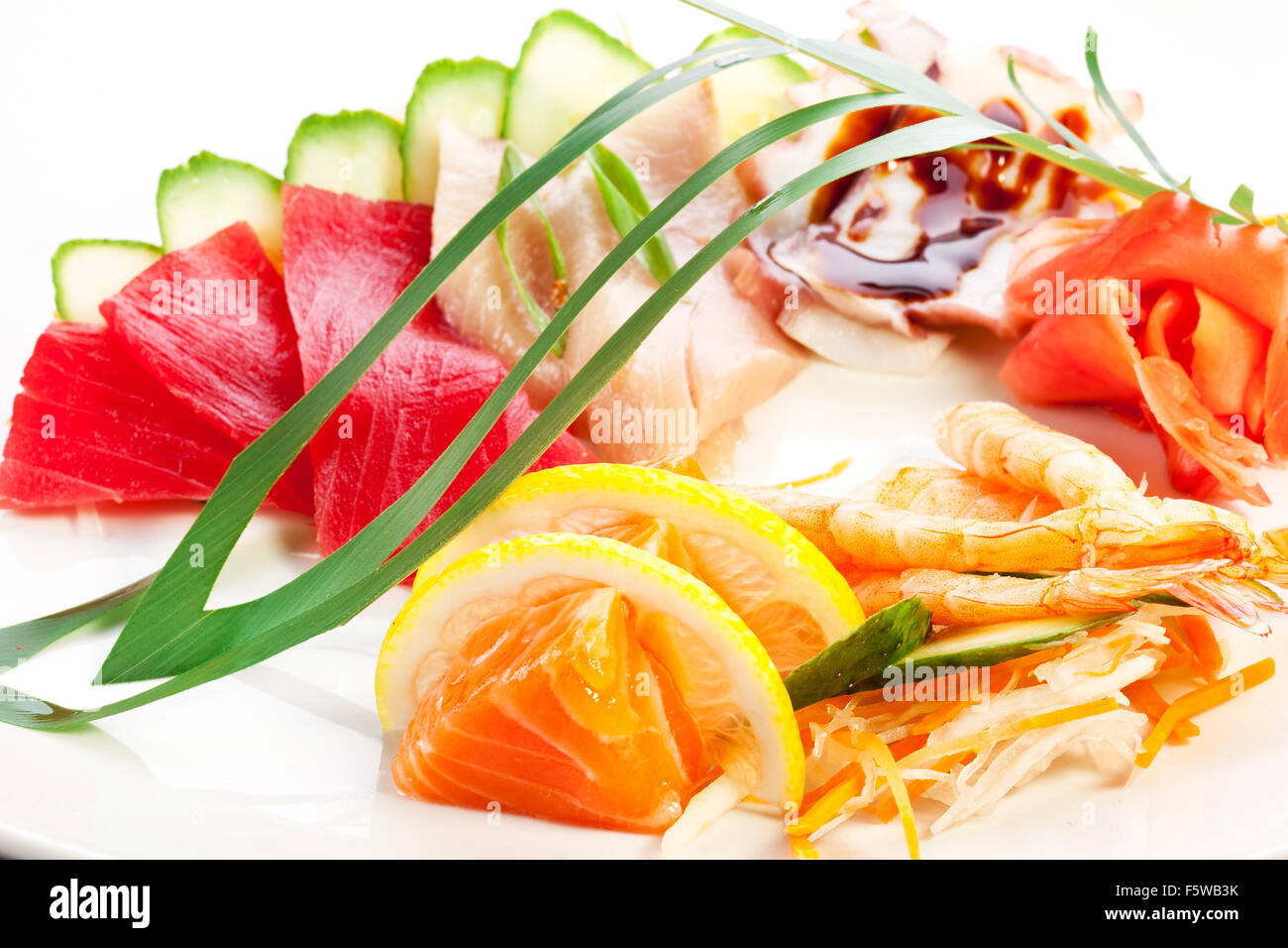 Tradizionale Giapponese del cibo. Pesce crudo con guarnire. Foto Stock