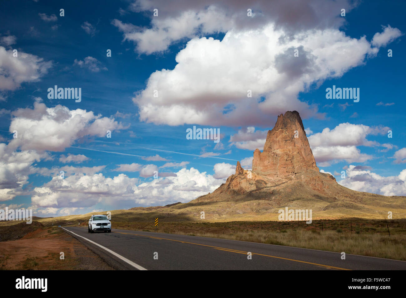 Kayenta, Arizona - Una vettura viaggia lungo l'Autostrada US 163 nella Monument Valley, nella riserva Navajo. Foto Stock