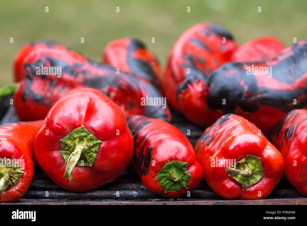 Rosso pepe dolce fritto su un grill Foto Stock