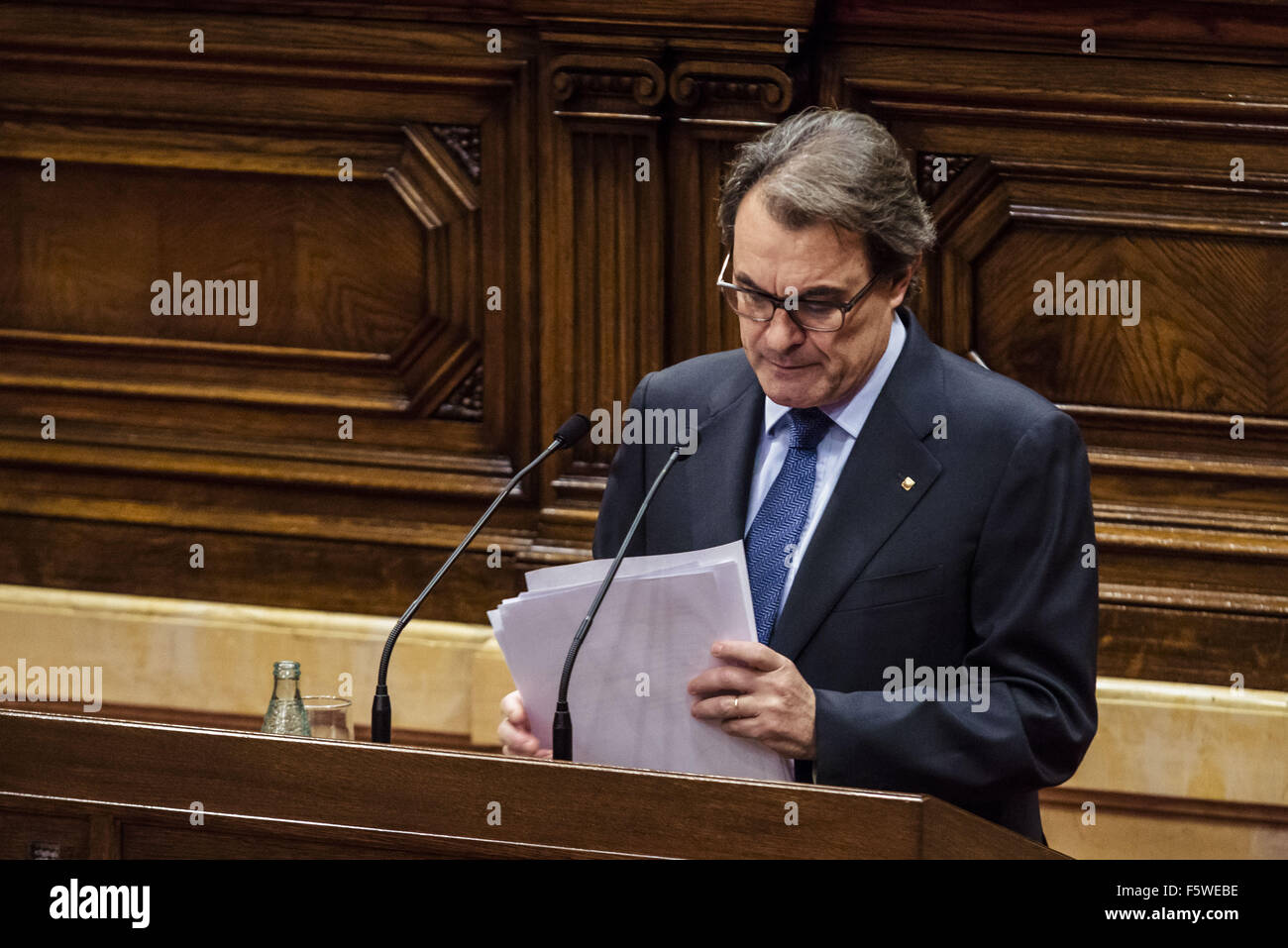 Barcellona, in Catalogna, Spagna. 9 Nov, 2015. Deliberando il catalano presidente ARTUR MAS conclude il suo discorso per la discussione sull'investitura per il catalano della presidenza dopo le elezioni regionali senza aver trovato il voto di maggioranza del parlamento catalano finora. © Matthias Oesterle/ZUMA filo/Alamy Live News Foto Stock