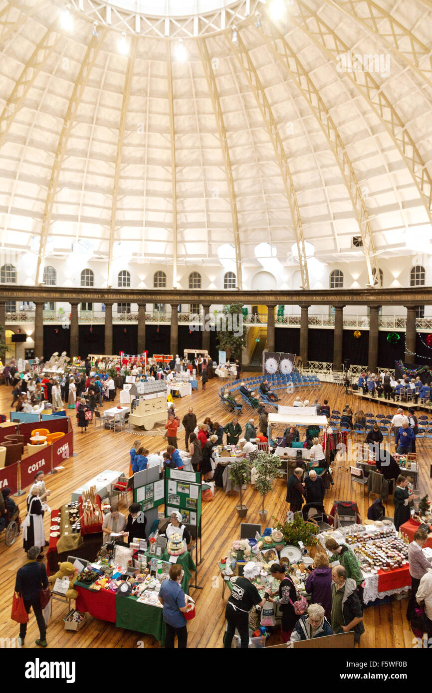 Le persone a un mercato coperto, il Derbyshire Dome, BUXTON, DERBYSHIRE REGNO UNITO Inghilterra Foto Stock