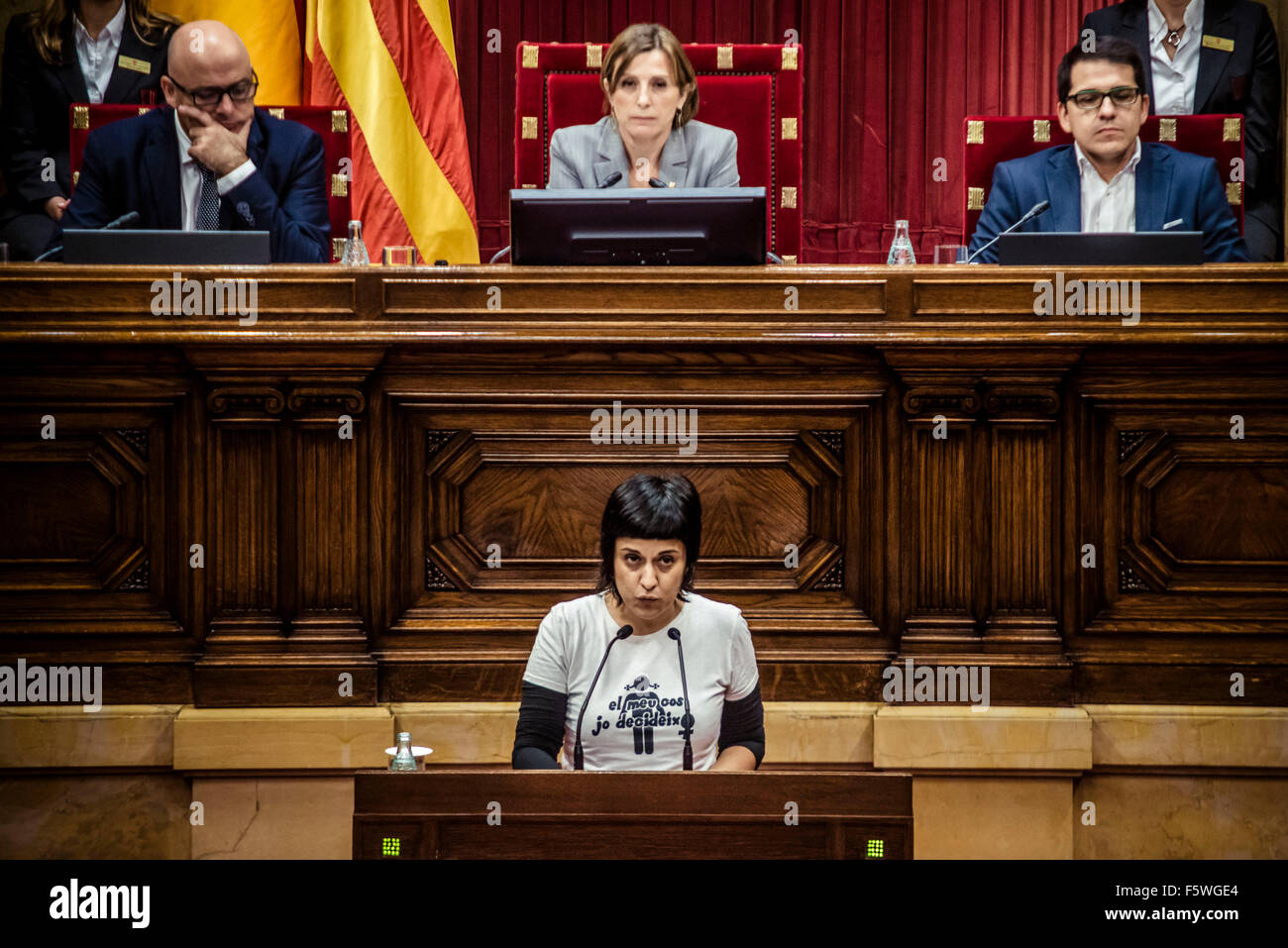 Novembre 09th, 2015. Barcellona, Spagna: ANNA GABRIEL, delegato della tazza, parla durante la sessione plenaria di votare una risoluzione per avviare il processo di indipendenza del parlamento catalano. Credito: matthi/Alamy Live News Foto Stock