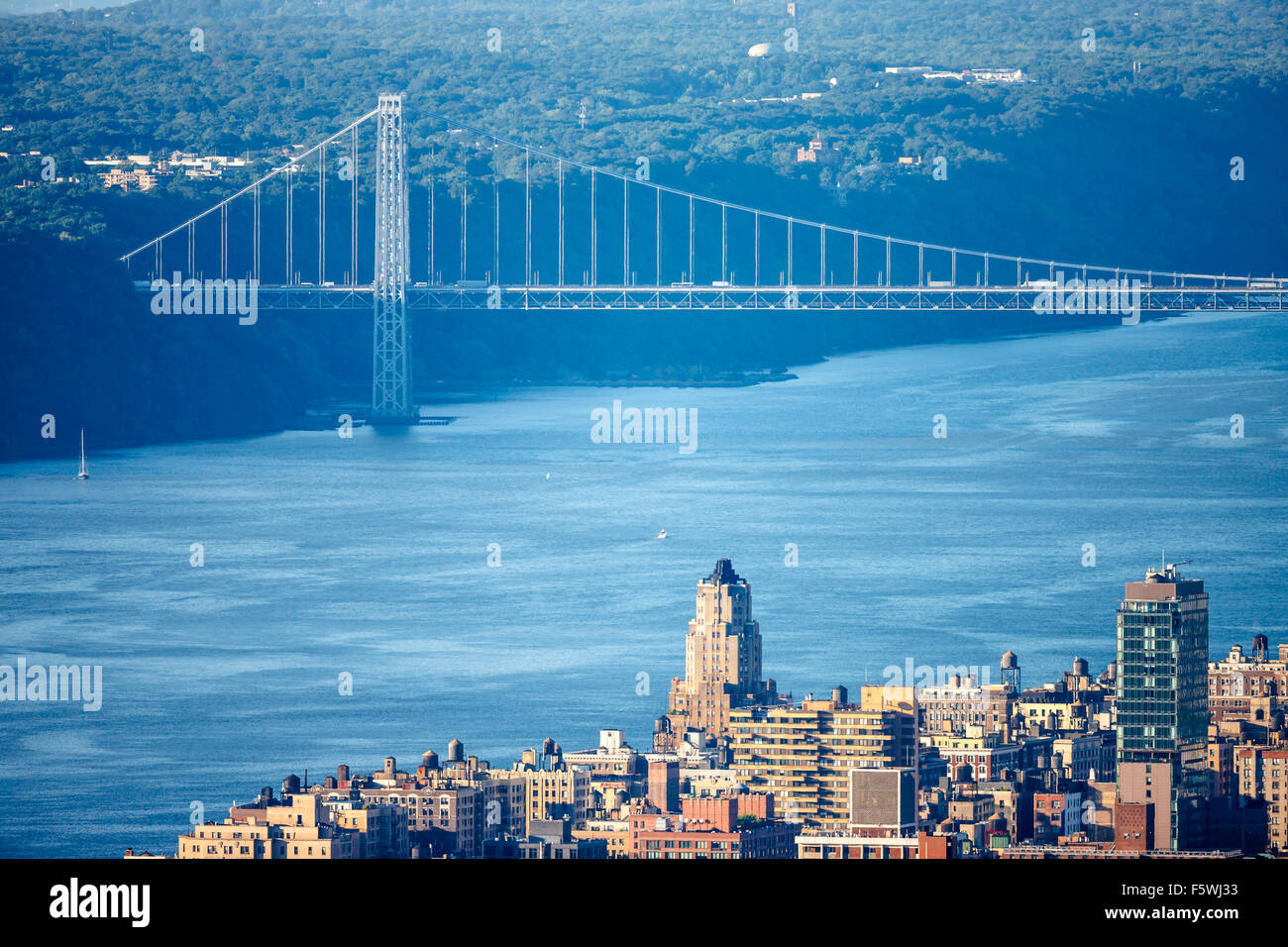 Vista aerea di Manhattan Upper West Side con George Washington Bridge e il fiume Hudson. La città di New York. Foto Stock