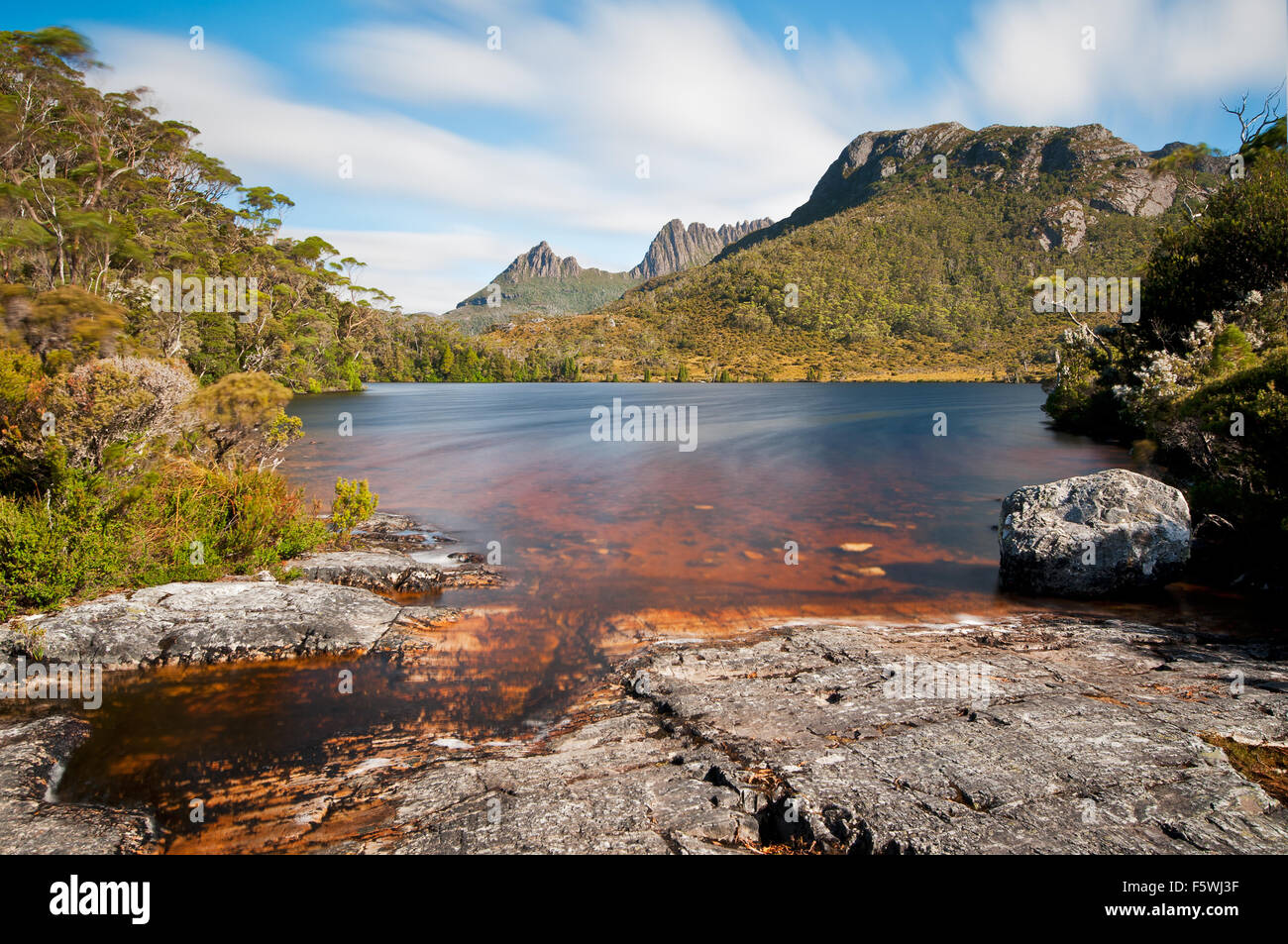 Lago Lilla con la famosa Cradle Mountain sullo sfondo. Foto Stock