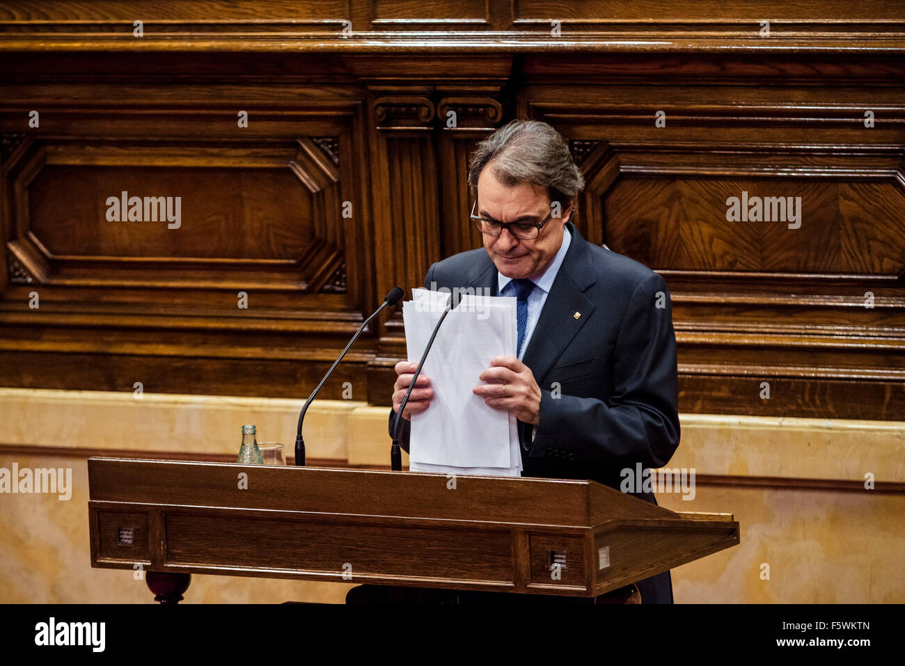 Barcellona, in Catalogna, Spagna. 9 Nov, 2015. Deliberando il catalano presidente ARTUR MAS conclude il suo discorso per la discussione sull'investitura per il catalano della presidenza dopo le elezioni regionali senza aver trovato il voto di maggioranza del parlamento catalano finora. Credito: matthi/Alamy Live News Foto Stock