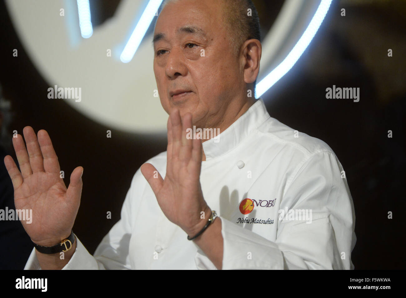 Krasnogorsk, Russia. 9 Nov, 2015. Culinaria giapponese e chef Nobu fondatore Nobu Matsuhisa partecipa alla cerimonia di apertura di un nuovo ristorante Nobu in Krasnogorsk, Russia, nov. 9, 2015. Credito: Pavel Bednyakov/Xinhua/Alamy Live News Foto Stock