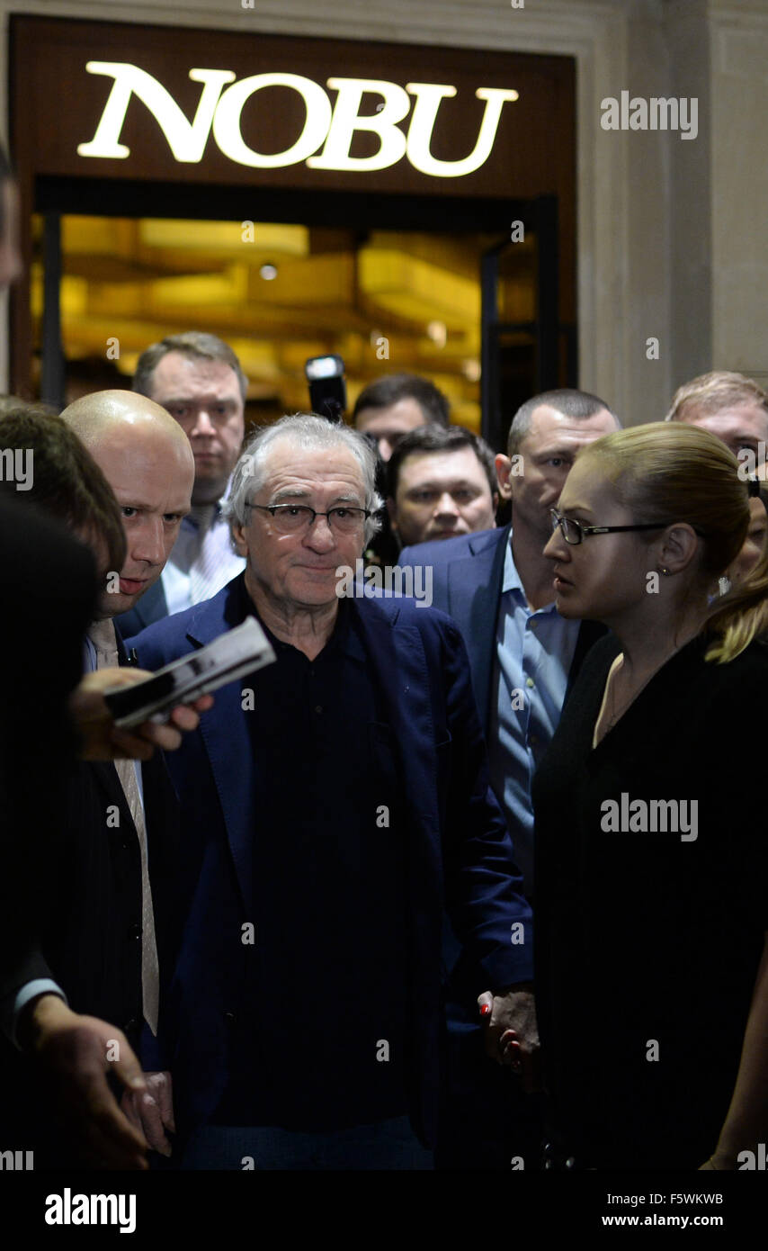 Krasnogorsk, Russia. 9 Nov, 2015. Attore americano e Nobu co-proprietario Robert de Niro (C) assiste la cerimonia di apertura di un nuovo ristorante Nobu in Krasnogorsk, Russia, nov. 9, 2015. Credito: Pavel Bednyakov/Xinhua/Alamy Live News Foto Stock