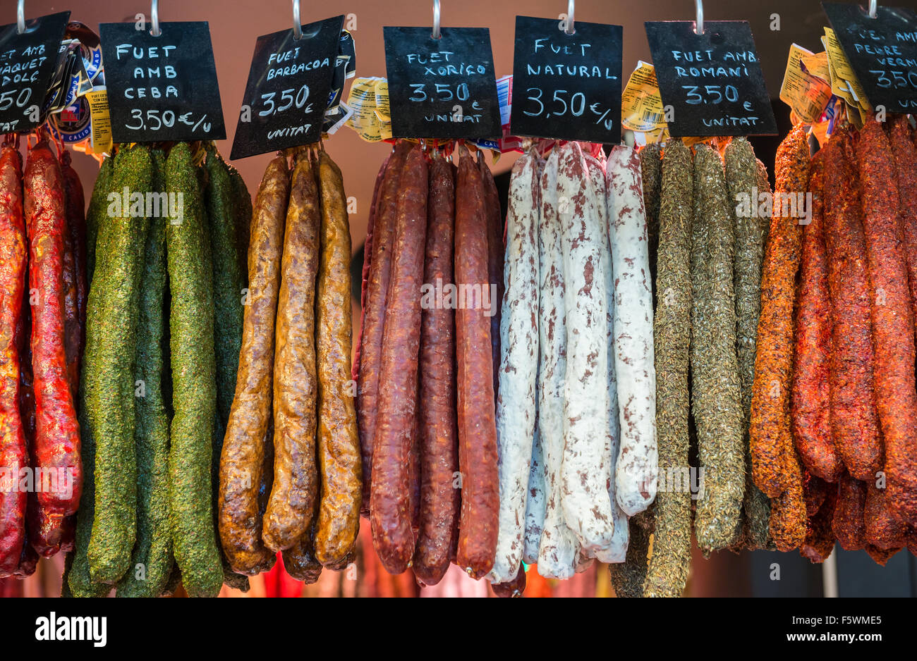 Fuet - catalano salsiccia secca al famoso la Boqueria il mercato pubblico nella Ciutat Vella distretto, Barcellona, Spagna Foto Stock