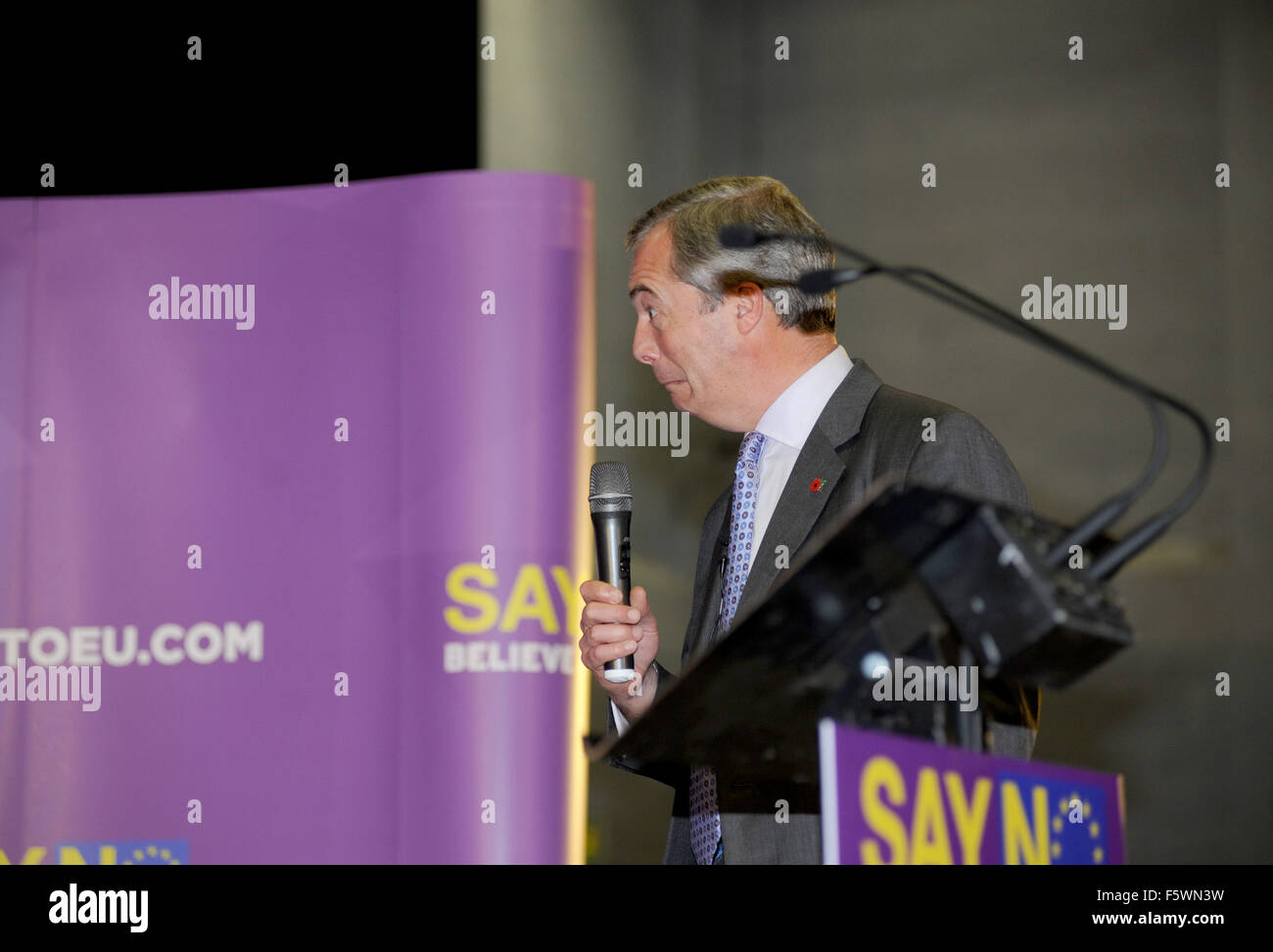 Il leader del partito per l'indipendenza del Regno Unito Nigel Farage MEP di scena a dire di no al Tour dell'UE che si è tenuto presso il GL1 Leisure Centre in Gloucester, Gloucestershire, UK.lunedì 9 novembre 2015. Foto di Gavin Crilly data 091115 da Gavin Crilly Fotografia Foto Stock