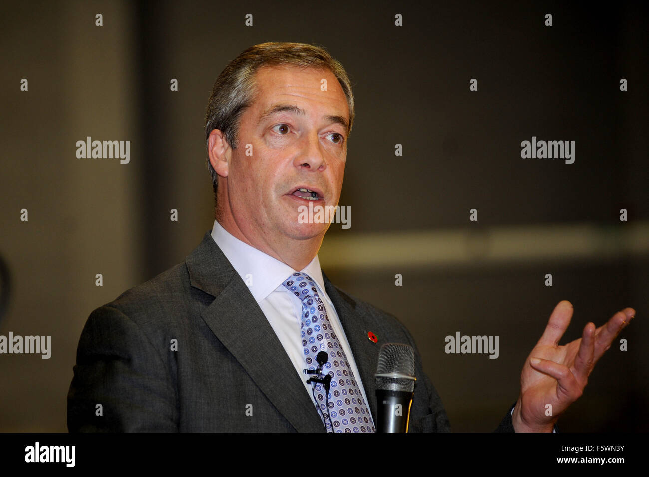Il leader del partito per l'indipendenza del Regno Unito Nigel Farage MEP di scena a dire di no al Tour dell'UE che si è tenuto presso il GL1 Leisure Centre in Gloucester, Gloucestershire, UK.lunedì 9 novembre 2015. Foto di Gavin Crilly data 091115 da Gavin Crilly Fotografia Foto Stock
