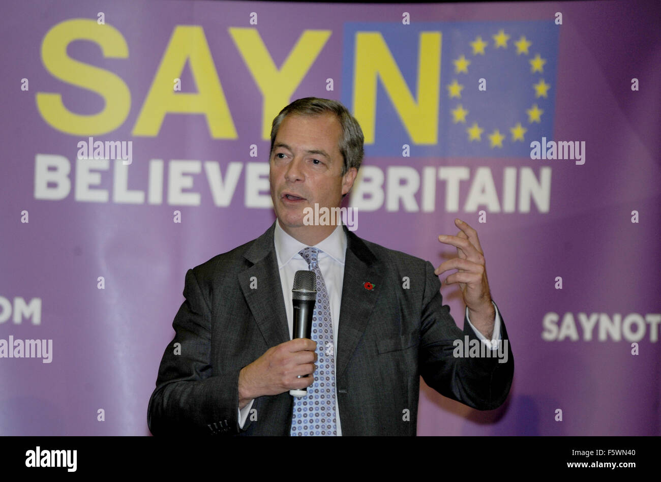 Il leader del partito per l'indipendenza del Regno Unito Nigel Farage MEP di scena a dire di no al Tour dell'UE che si è tenuto presso il GL1 Leisure Centre in Gloucester, Gloucestershire, UK.lunedì 9 novembre 2015. Foto di Gavin Crilly data 091115 da Gavin Crilly Fotografia Foto Stock