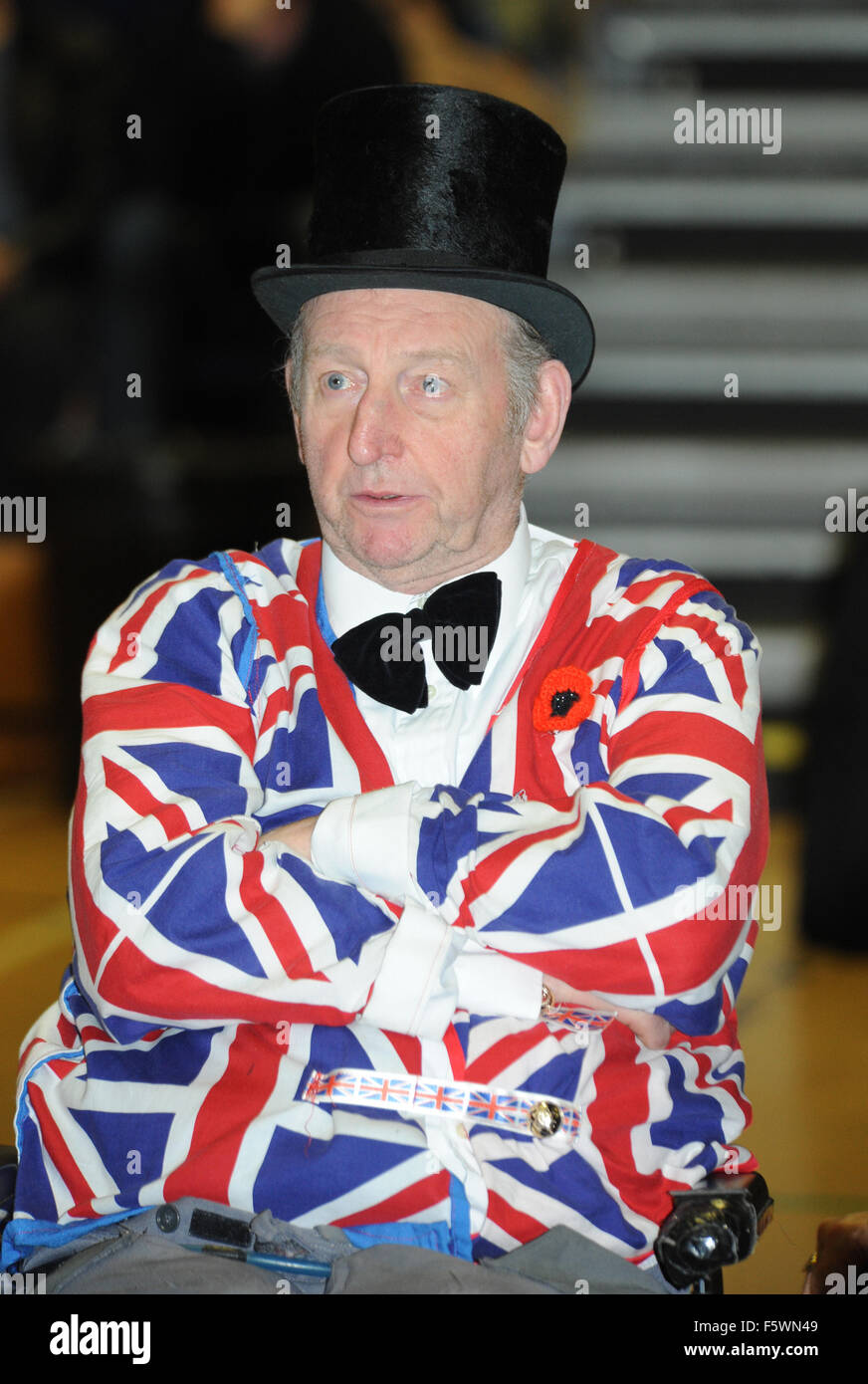 Dire no al Tour dell'UE che si è tenuto presso il GL1 Leisure Centre in Gloucester, Gloucestershire, UK.lunedì 9 novembre 2015. Nella foto, un pubblico gli stati che indossa una giacca di Union Jack e top hat. Foto di Gavin Crilly data 091115 da Gavin Crilly Fotografia Foto Stock