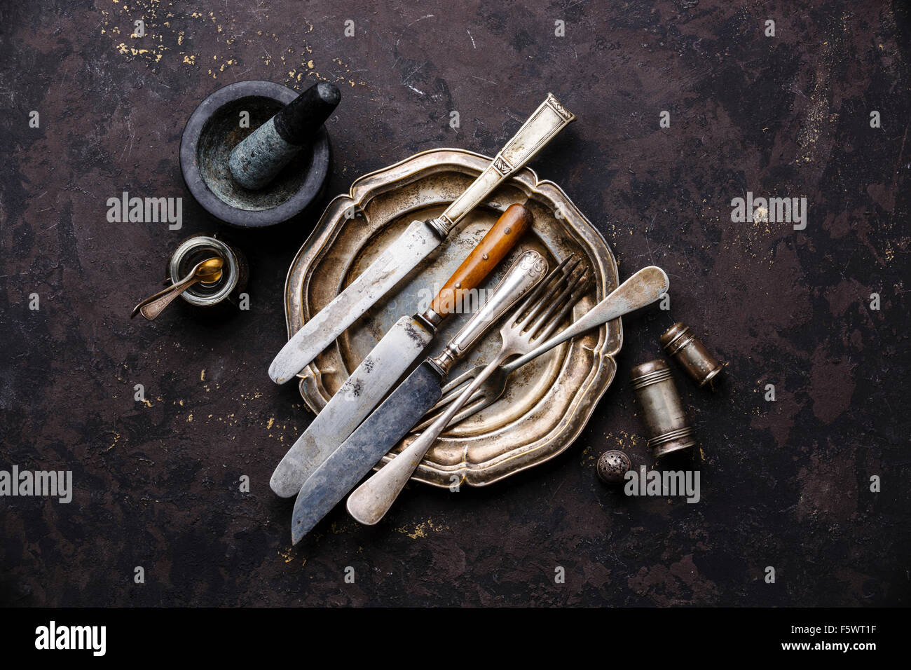 Vintage stoviglie Coltelli da tavola e forche su sfondo nero Foto Stock