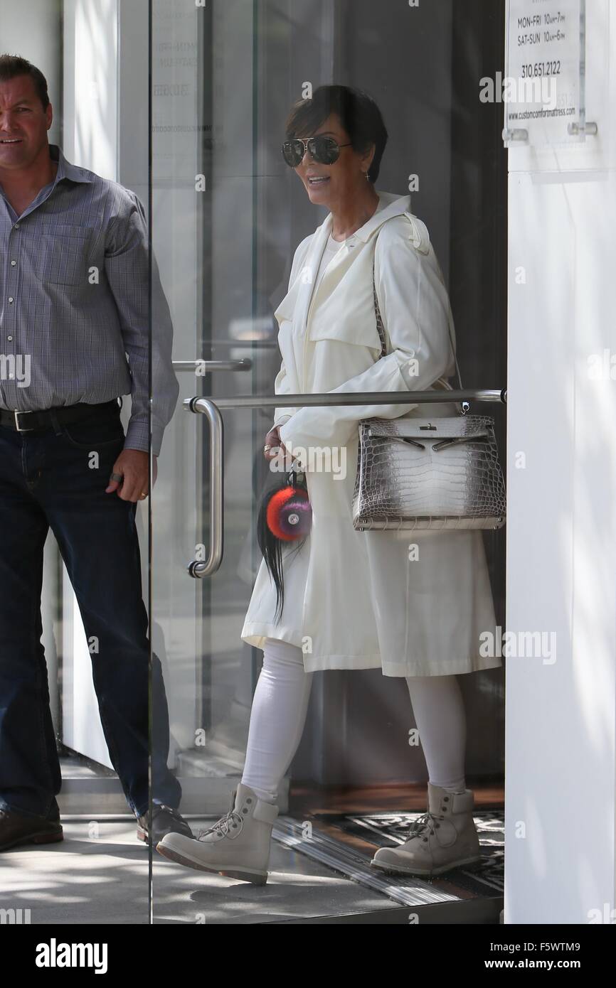 Kris Jenner visto carrello per materassi con un amico a Comfort personalizzato materassi. Dotato di: Kris Jenner dove: Los Angeles, California, Stati Uniti quando: 14 Set 2015 Foto Stock