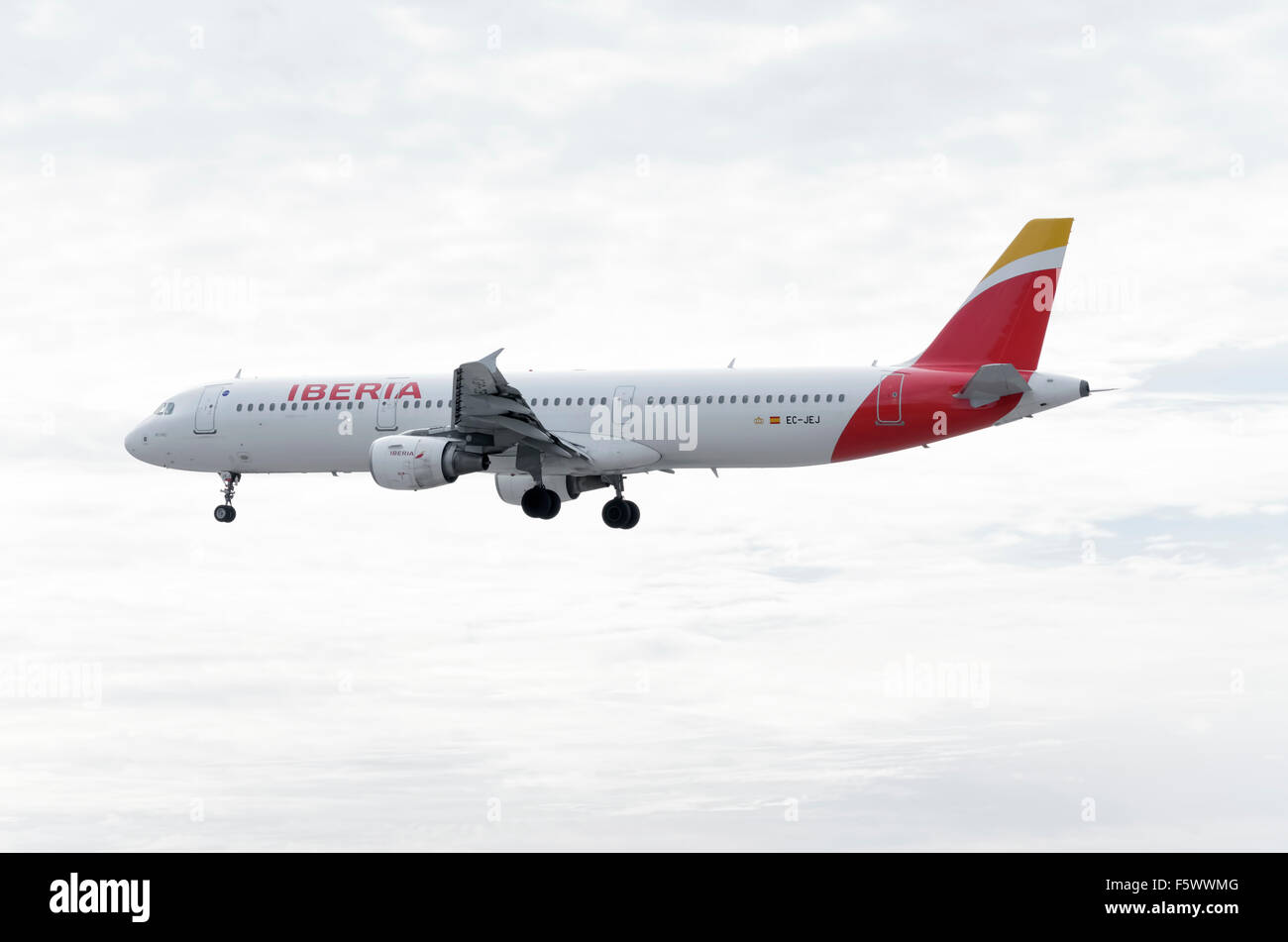 -Aeromobili Airbus A321-211-, di -Iberia- compagnia aerea, è lo sbarco su Madrid-Barajas : Adolfo SUAREZ- aeroporto. Foto Stock