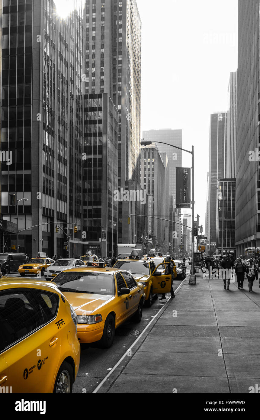 Yellow Cabs fodera strade di New York City Foto Stock