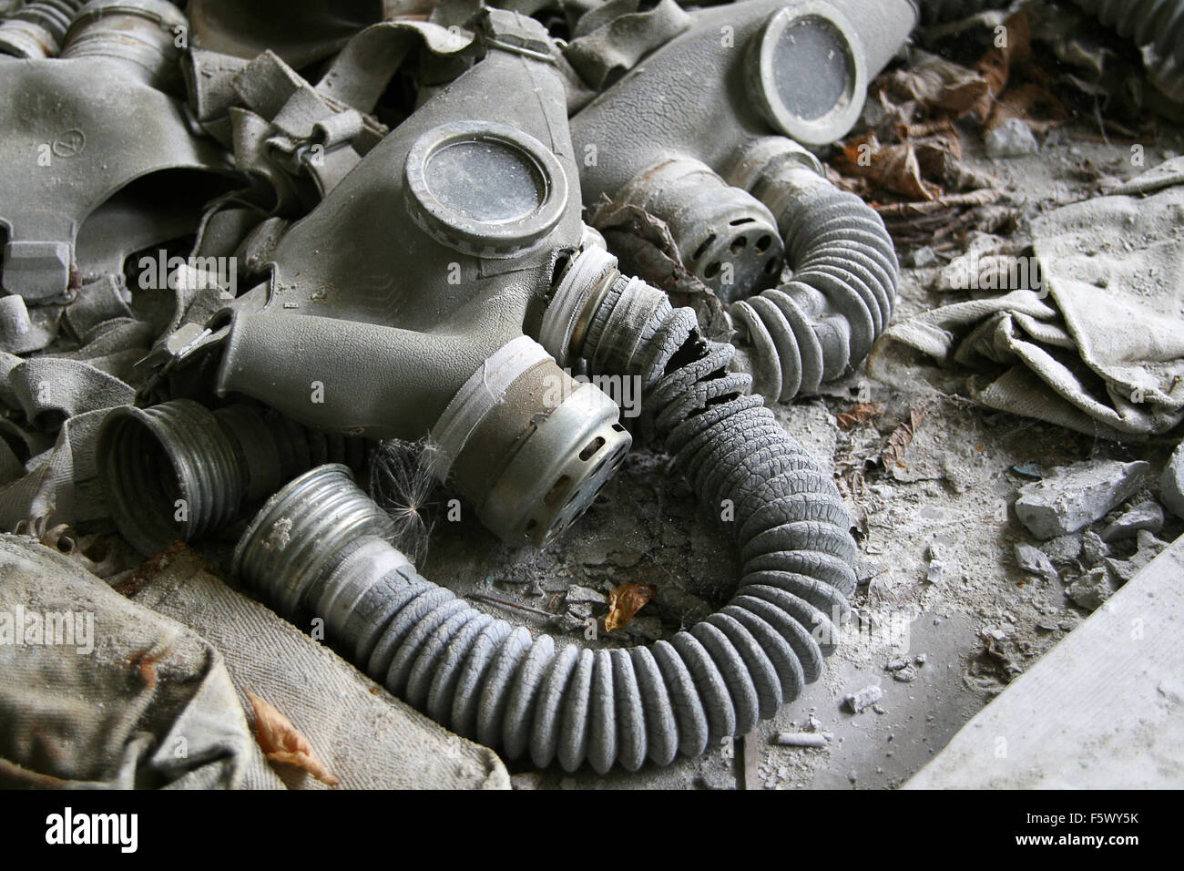 Abbandonate le maschere antigas sul pavimento Foto Stock