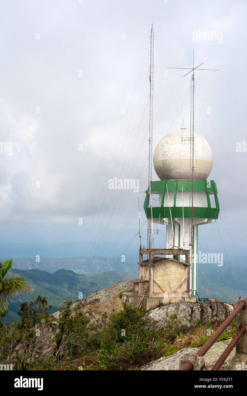 Vista del radar in disuso da La Gran Piedra, Santiago de Cuba, Cuba Foto Stock