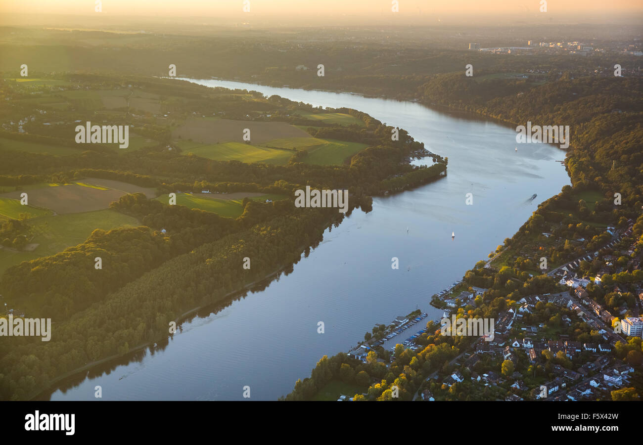 Lago Baldeneysee nella luce della sera tra Heisingen e casa Scheppen, Essen, la zona della Ruhr, Renania settentrionale-Vestfalia, Germania, Europa Foto Stock