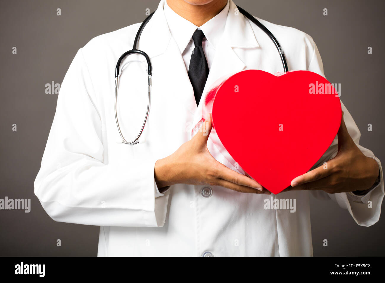 Vista dettagliata del medico le mani con il cuore Foto Stock