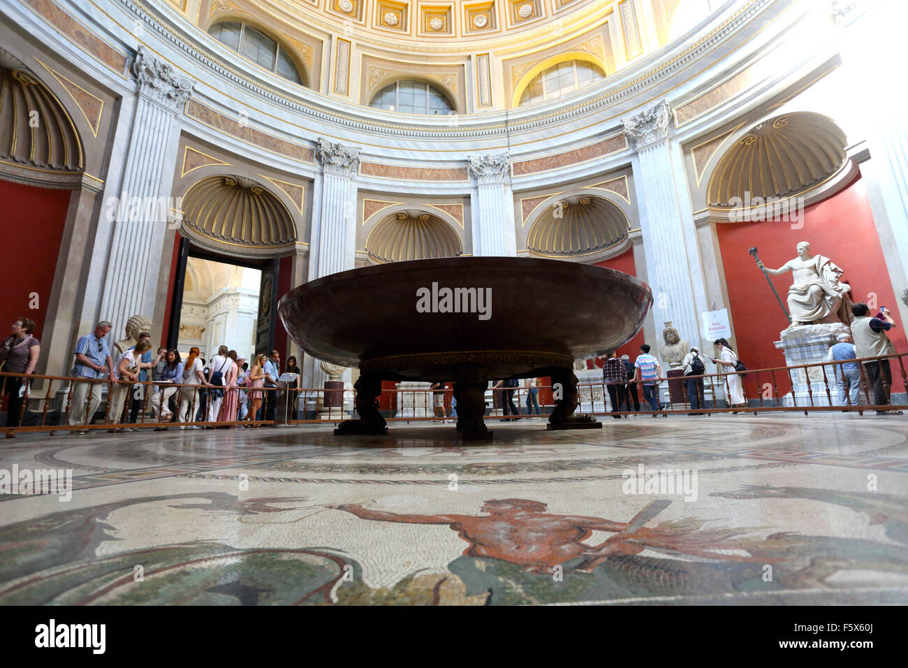 La sala rotonda con una grande porfido rosso bagno nel Museo del Vaticano Foto Stock