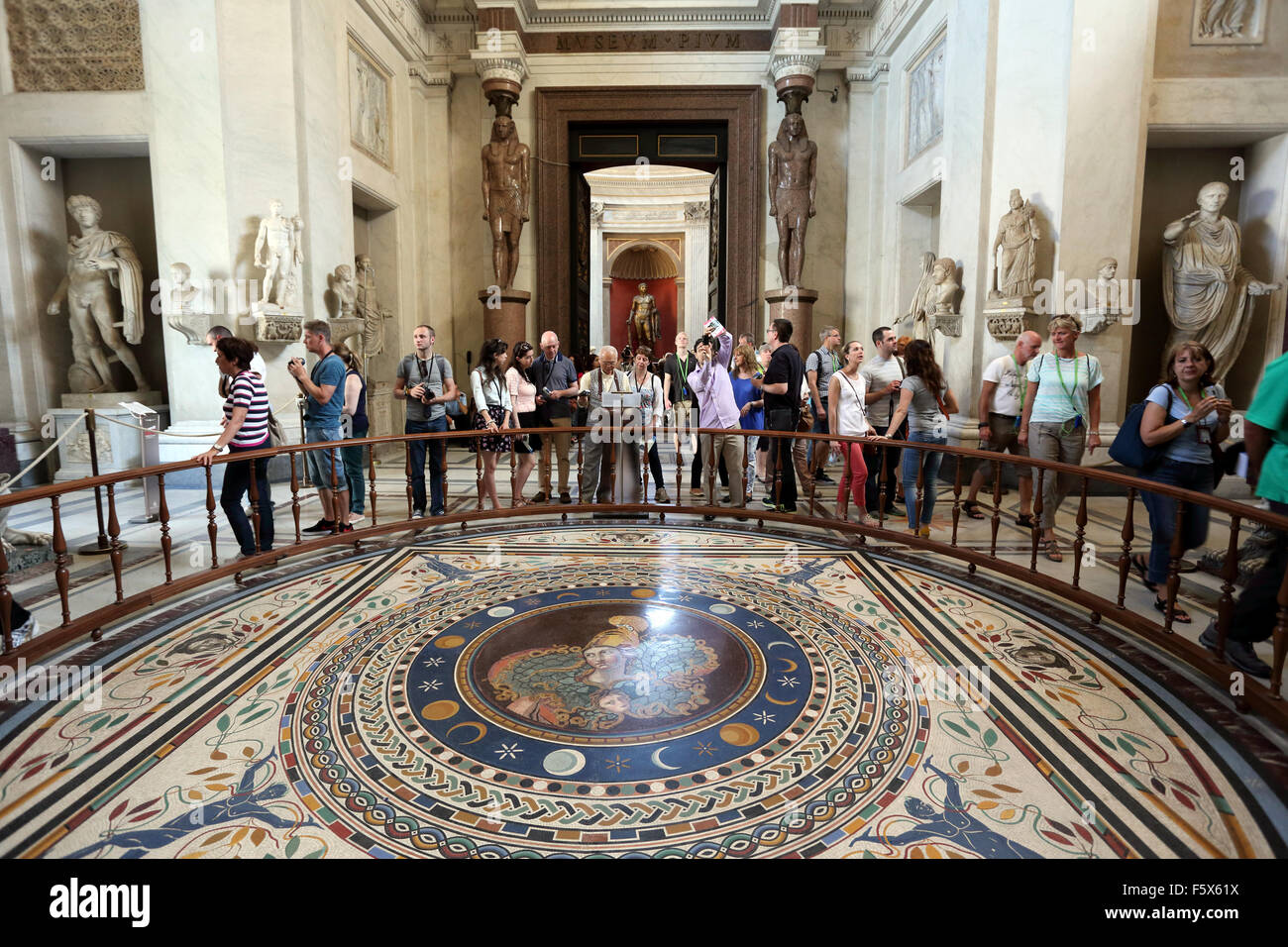 La croce greca camera presso il Museo del Vaticano dotato di un pavimento a mosaico di Michelangelo Simonetti. Foto Stock
