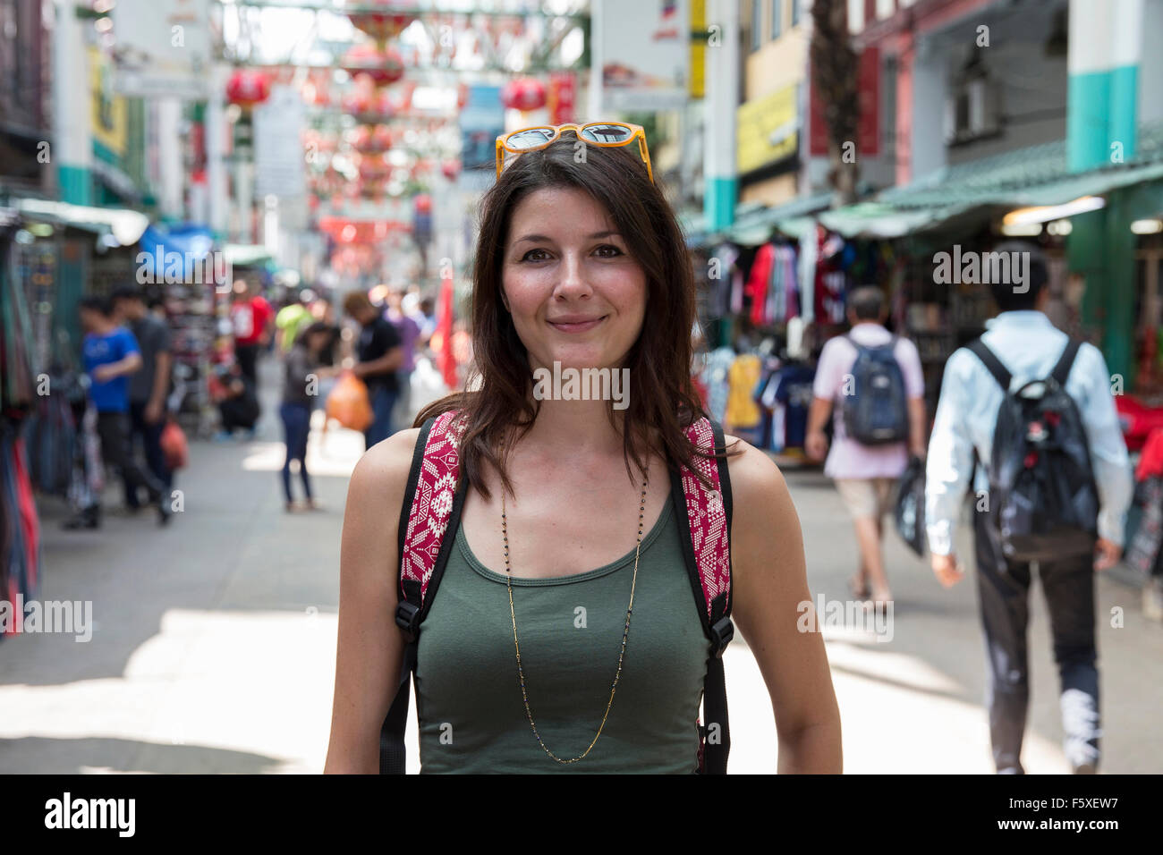 Una donna shopping in un mercato di strada in Malesia Foto Stock